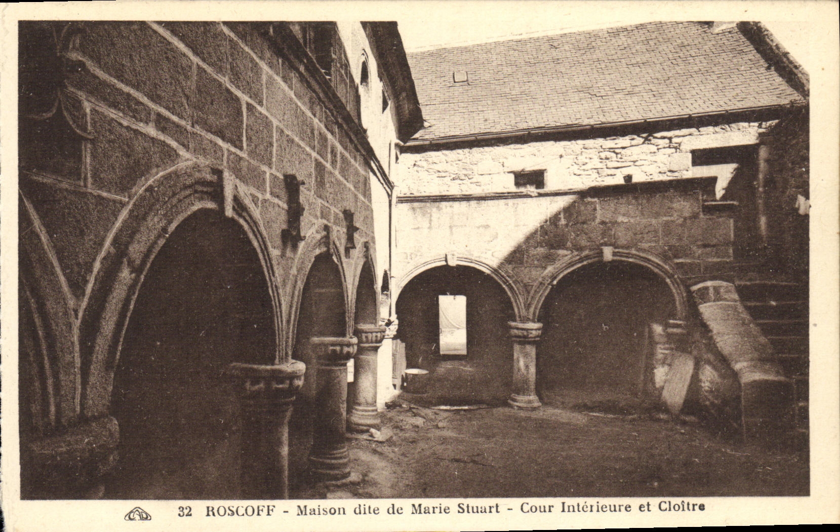 CPA Roscoff Maison dite de Marie Stuart Cour Interieure et Cloitre