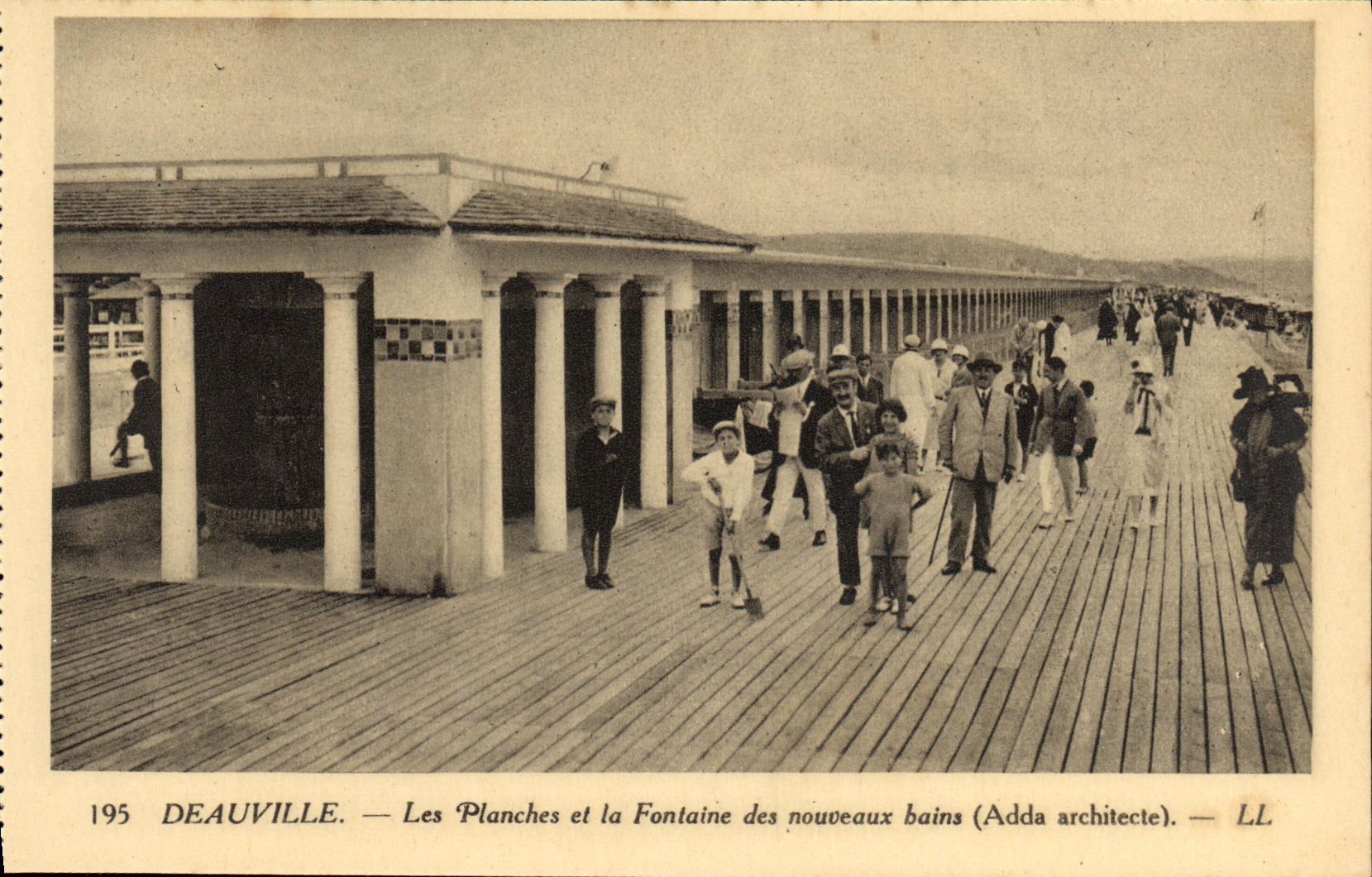 Deauville — Les Planches et la Fontaine des nouveaux bains (Adda architecte) — LL