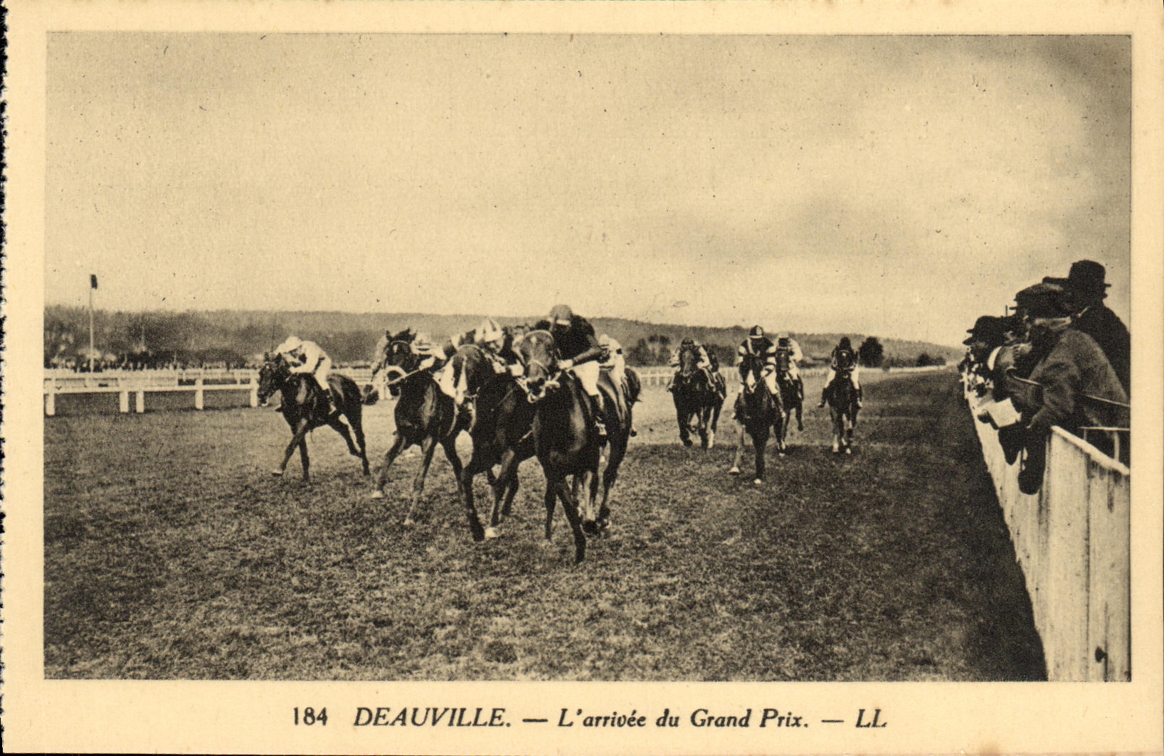 CPA Deauville L arrivee du Grand Prix Chevaux Hippisme Jockey