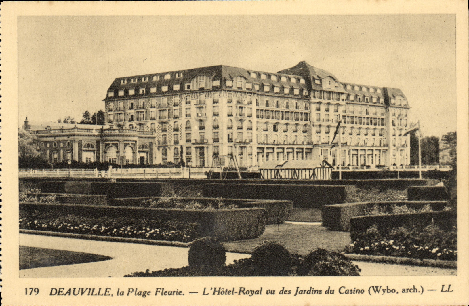 Deauville, la Plage Fleurie — L'Hôtel-Royal vu des Jardins du Casino (Wybo, arch.) — LL
