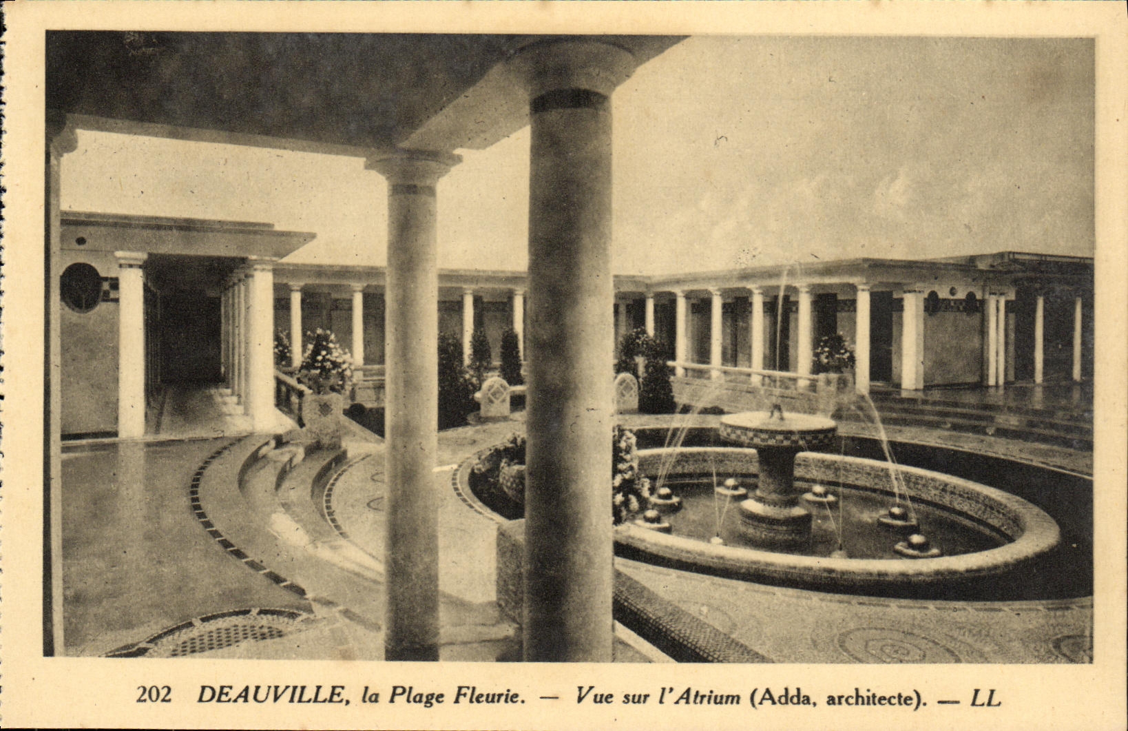 Deauville, Die Blühende Strände — Ansicht des Atriums (Adda, Architekt) — LL