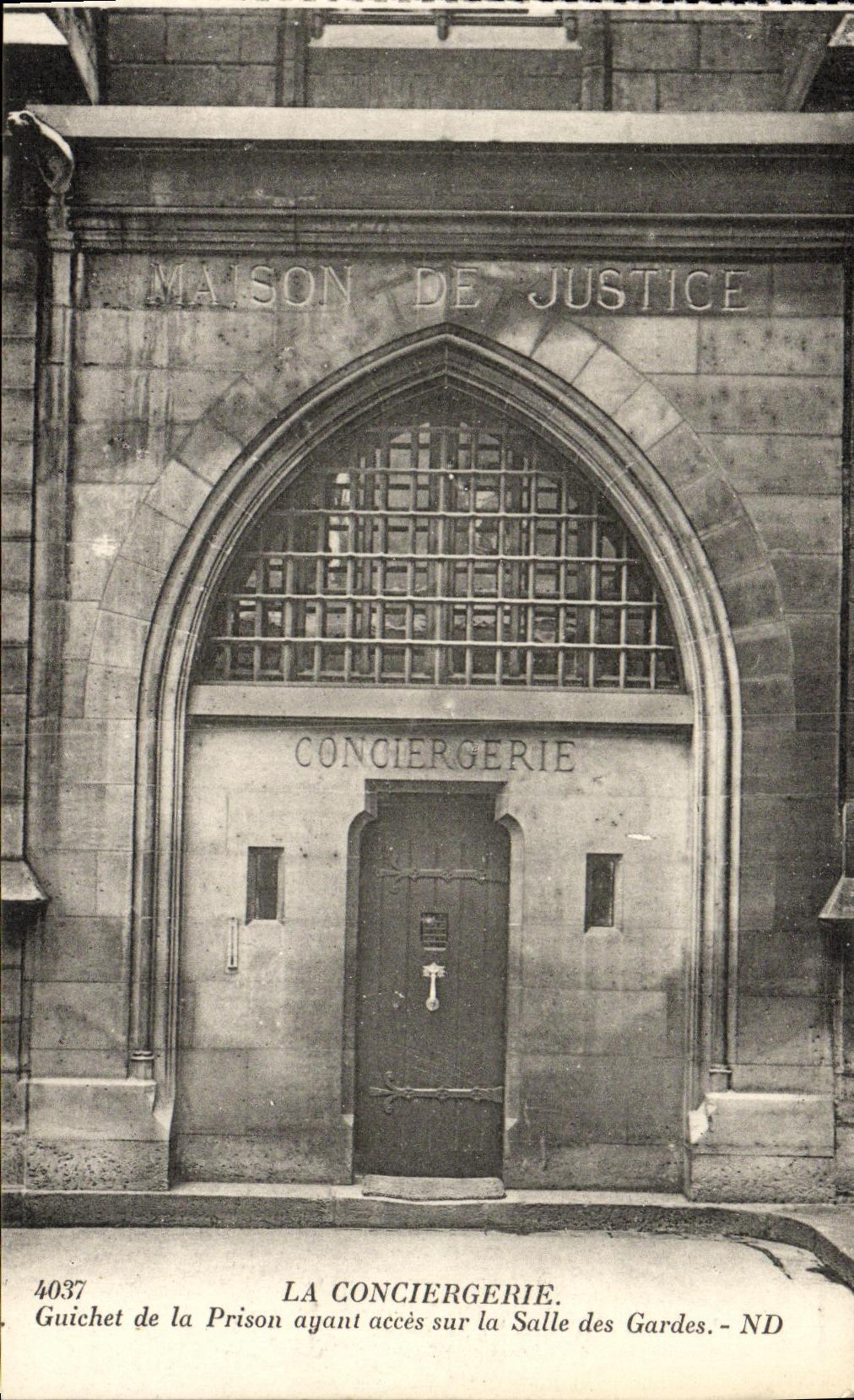 CPA La Conciergerie Guichet de la Prison ayant acces sur la Salle des Gardes