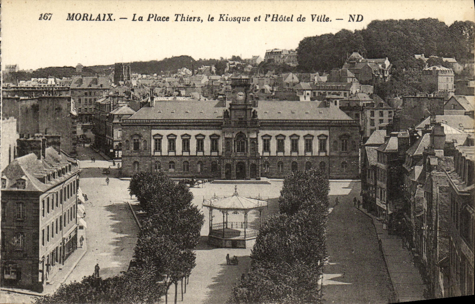 CPA Morlaix La Place Thiers le Kiosque et l hotel de Ville
