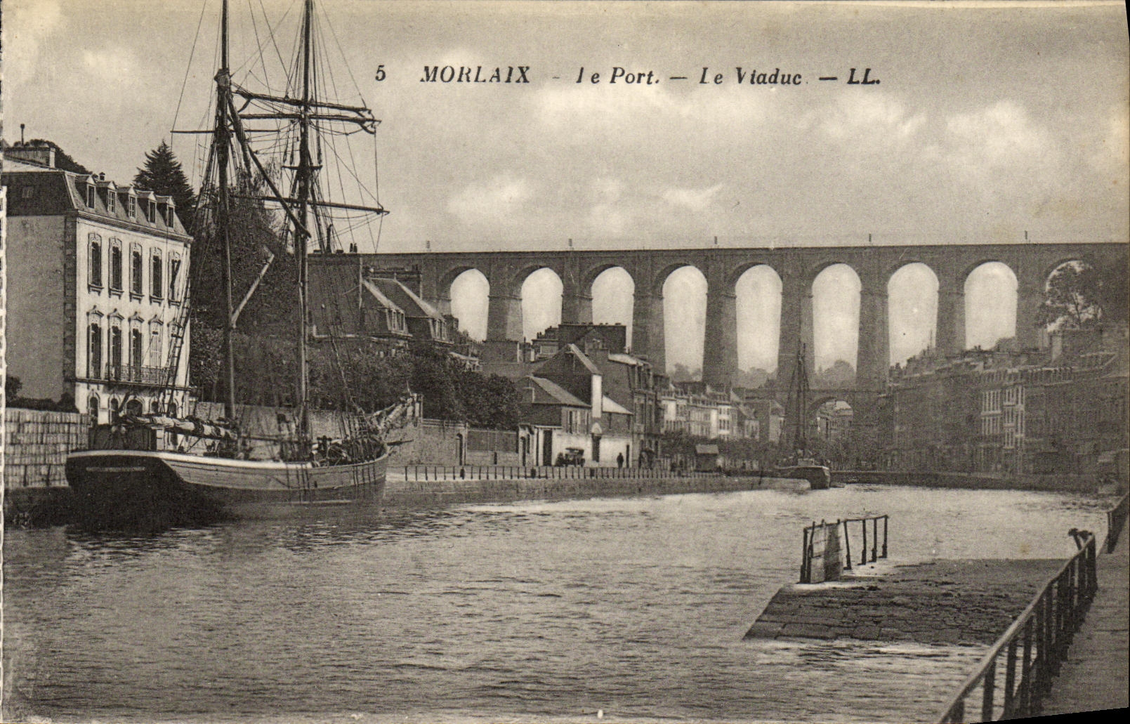 CPA Morlaix Le Port Le Viaduc Bateau