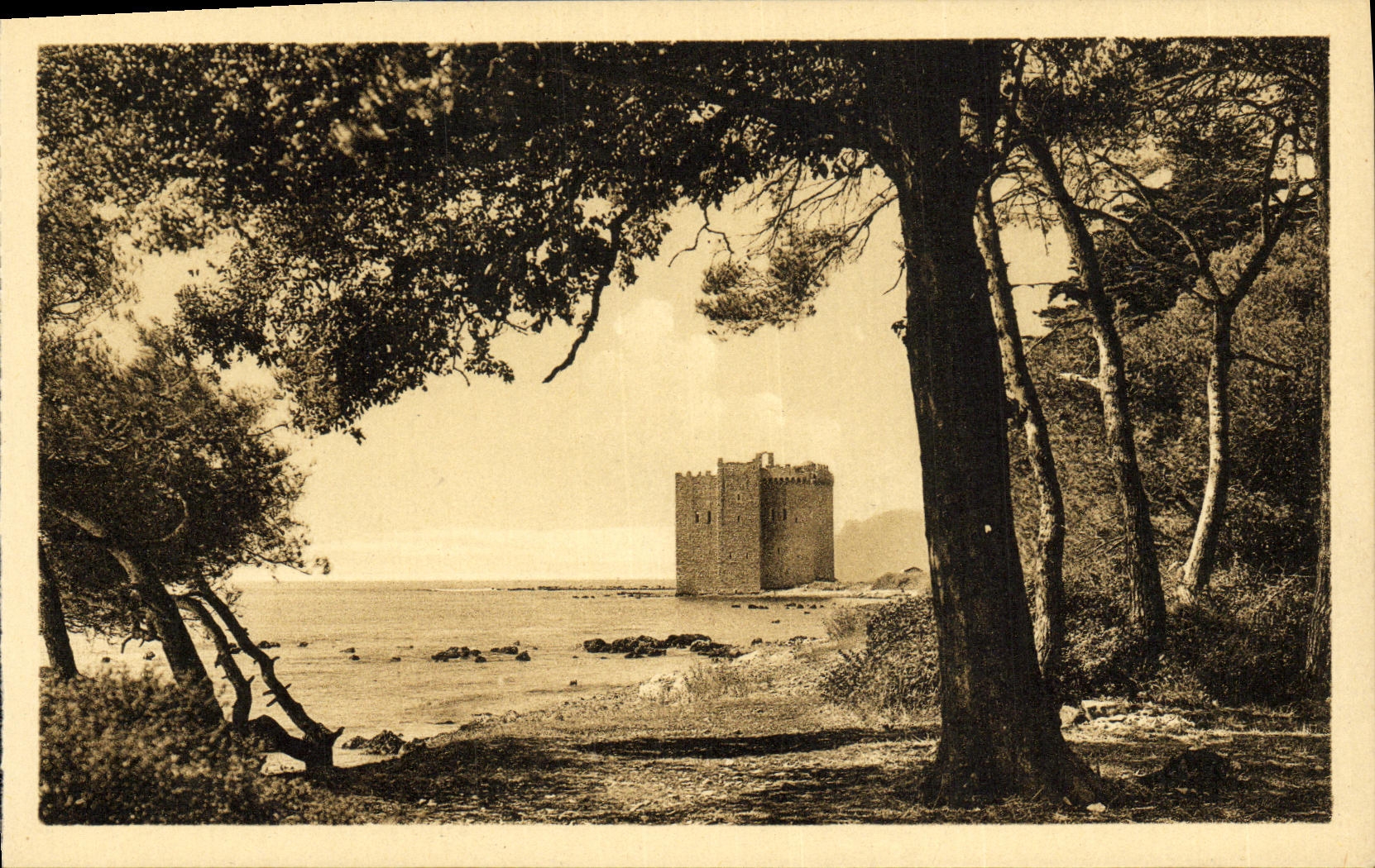 CPA Ile Saint Honorat Monastere Fortifie Vue de la pointe orientale de l ile