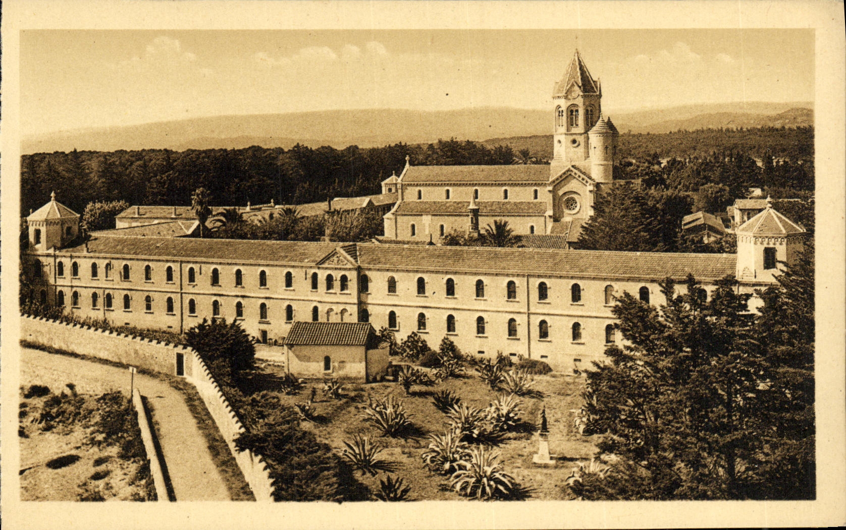 CPA Ile Saint Honorat Depart Monastere de Lerins Vue generale de l abbaye