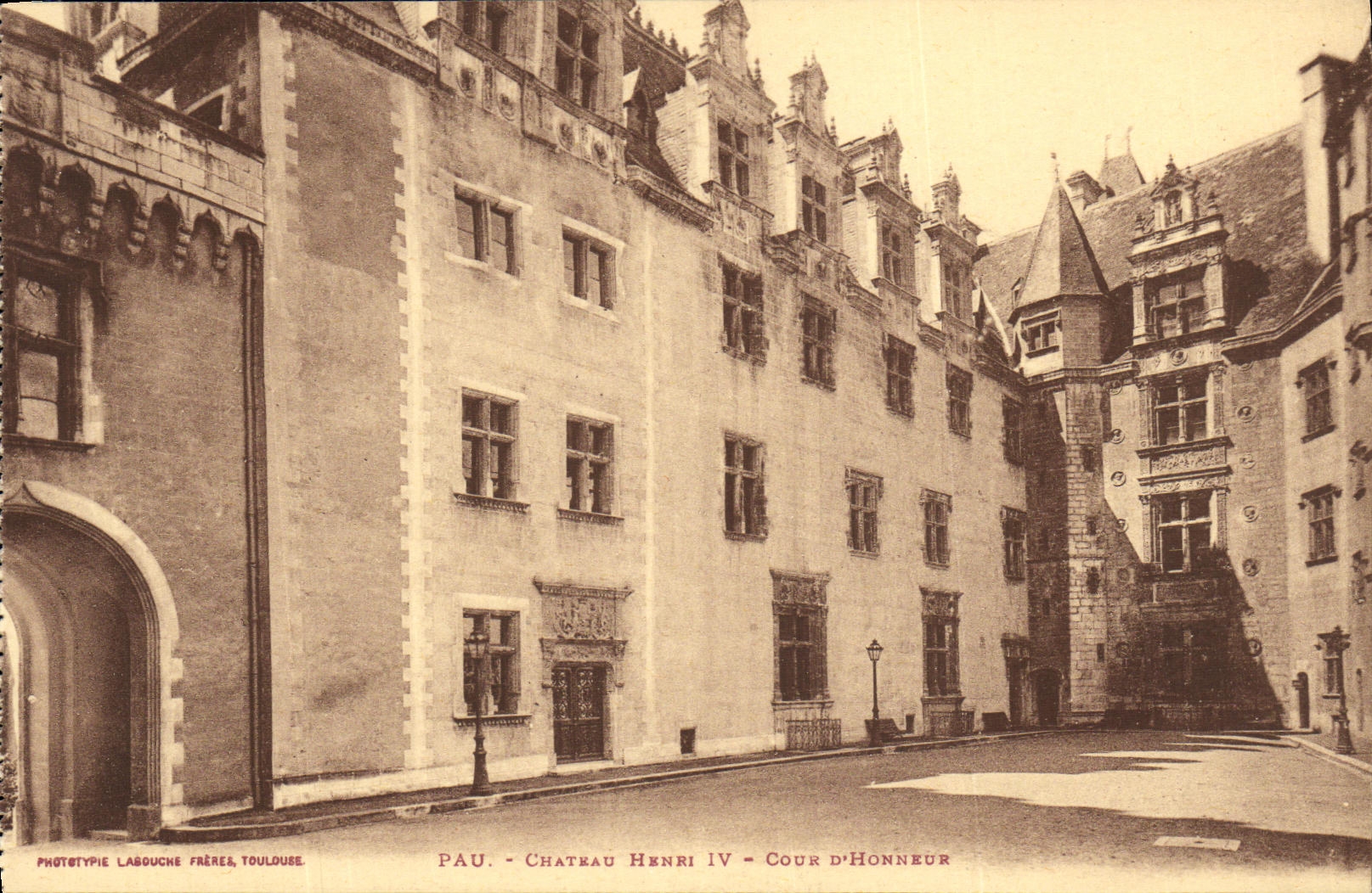 Pau - Kasteel van Hendrik IV - Eerstehof — Fototipie Labouché Frères, Toulouse