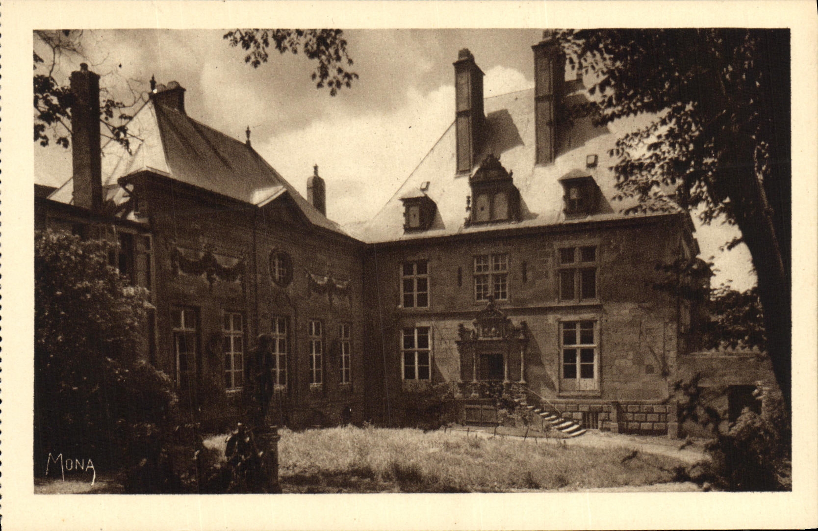 Hôtel Dubreuil de Saint-Germain — musée archéologique — Éditions d'art MONA
