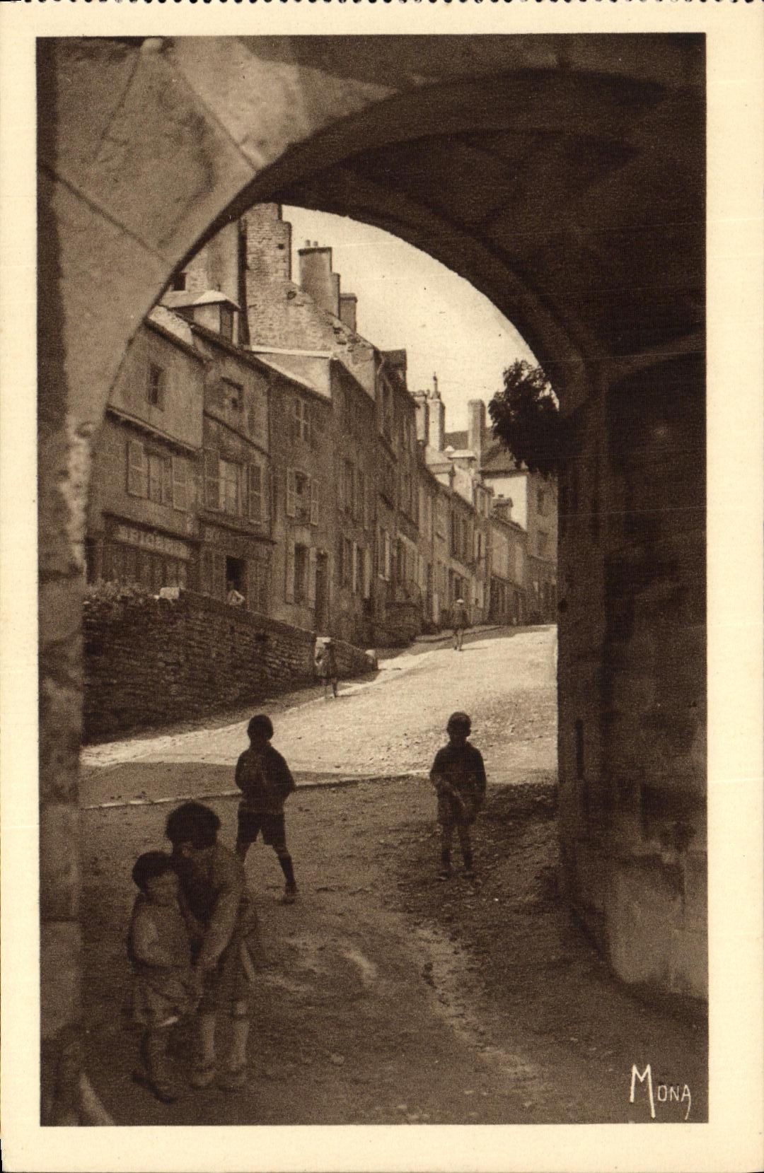 Langres — Les vieilles rues vue de la Porte Henri-IV — Mona