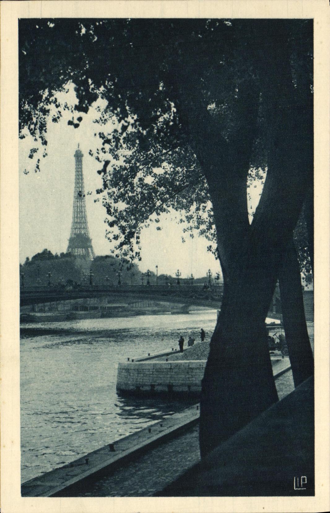 CPA Paris Tour Eiffel Le pont Alexandre III le Trocadero