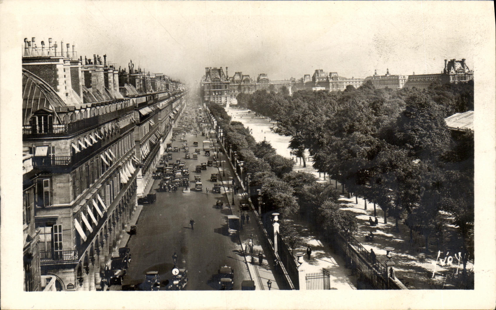 CPA Paris Perspective sur la Rue de Rivoli Les Tuileries et le Louvre