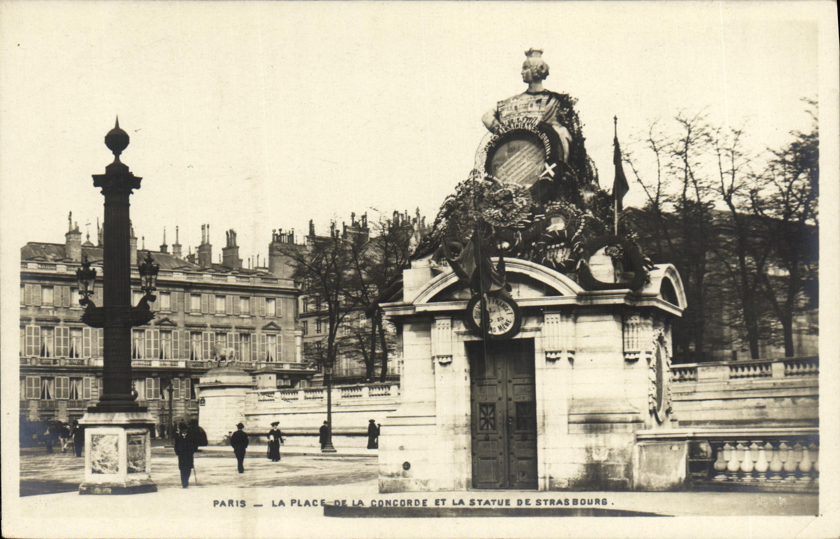 CPA Paris La Place De La Concorde et la statue de Strasbourg