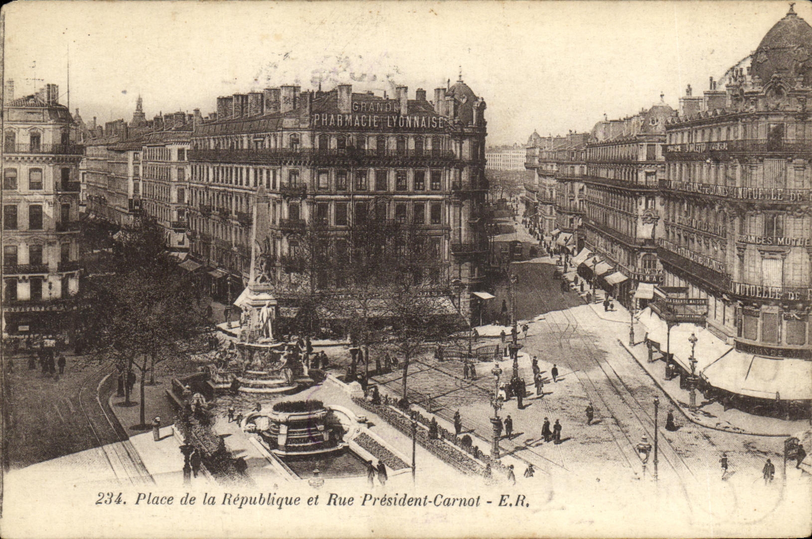 CPA Paris Place de la Republique et Rue President Carnot Pharmacie Lyonnaise