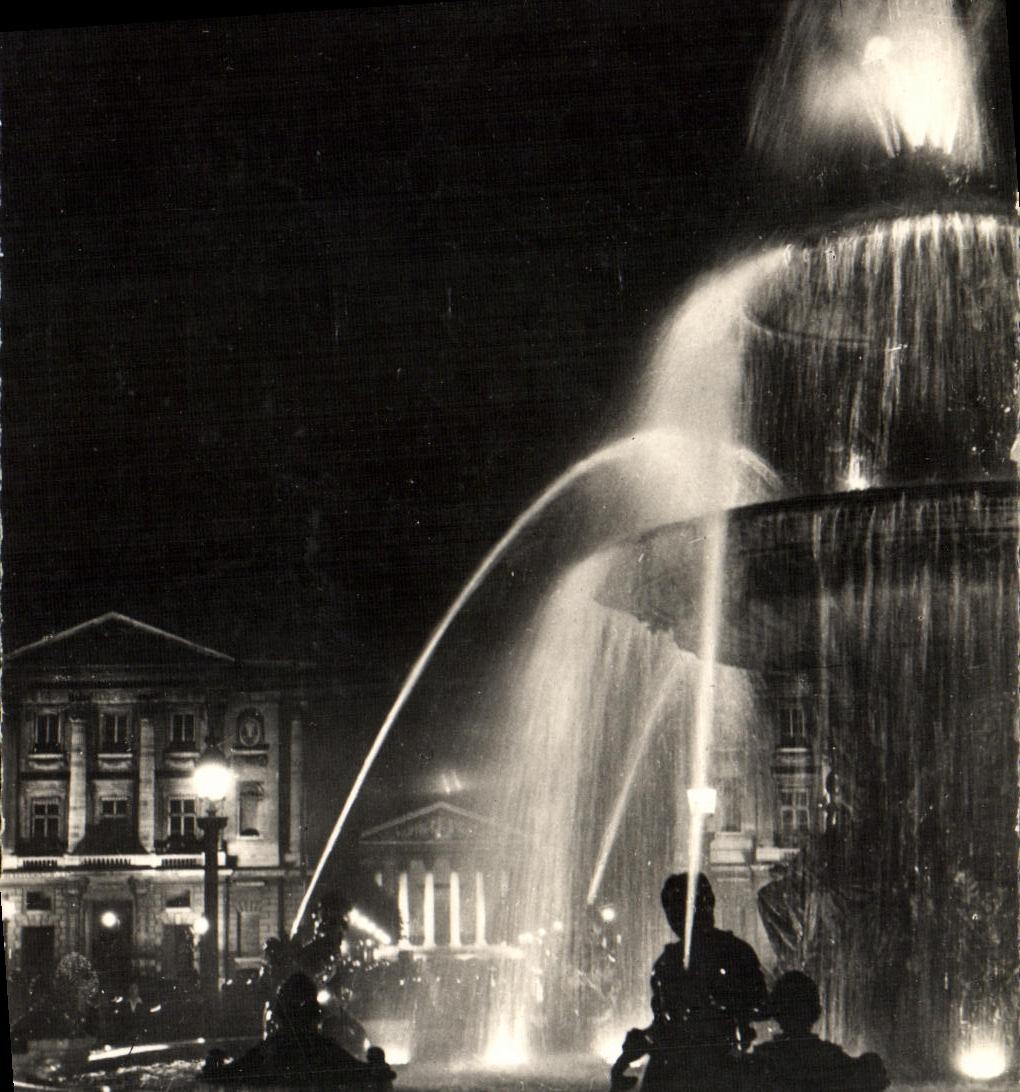 CPM Paris Place de la Concorde la nuit Eglise de la Madeleine
