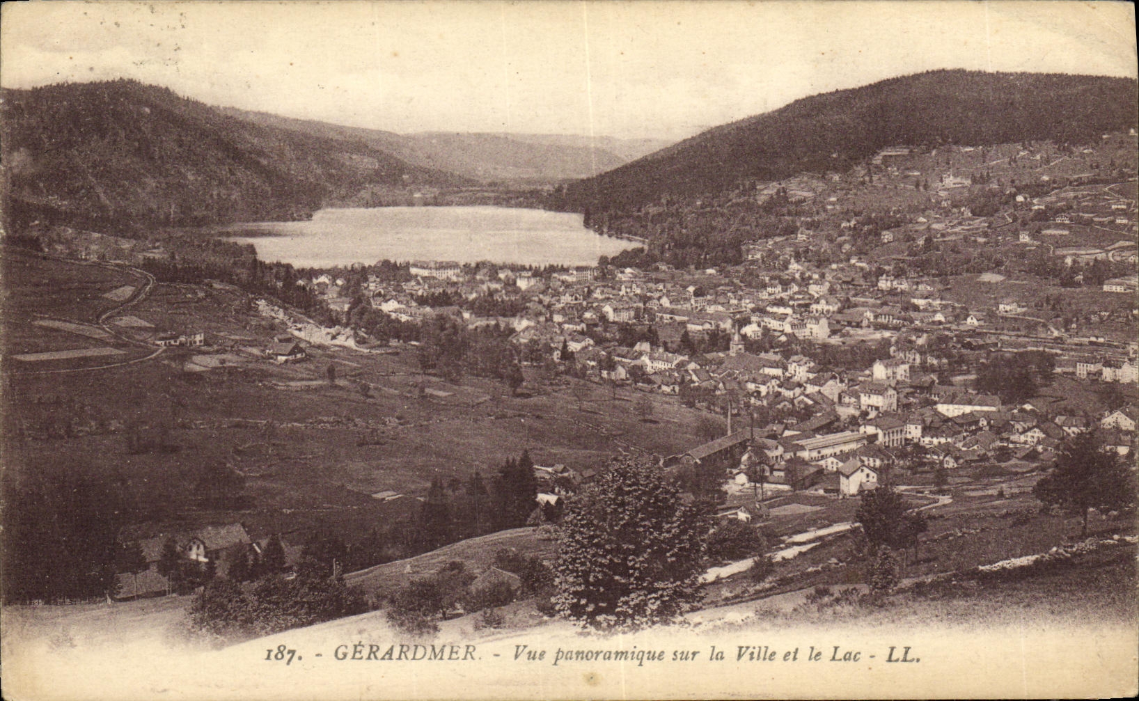 Gérardmer — Vue panoramique sur la Ville et le Lac — LL. n°187