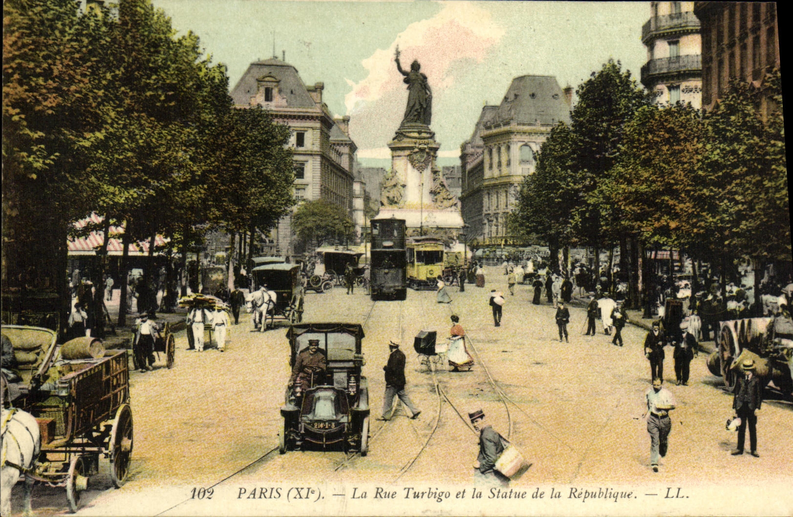 CPA Paris La Rue Turbigo et la Statue de la Republique Automobile Tramway