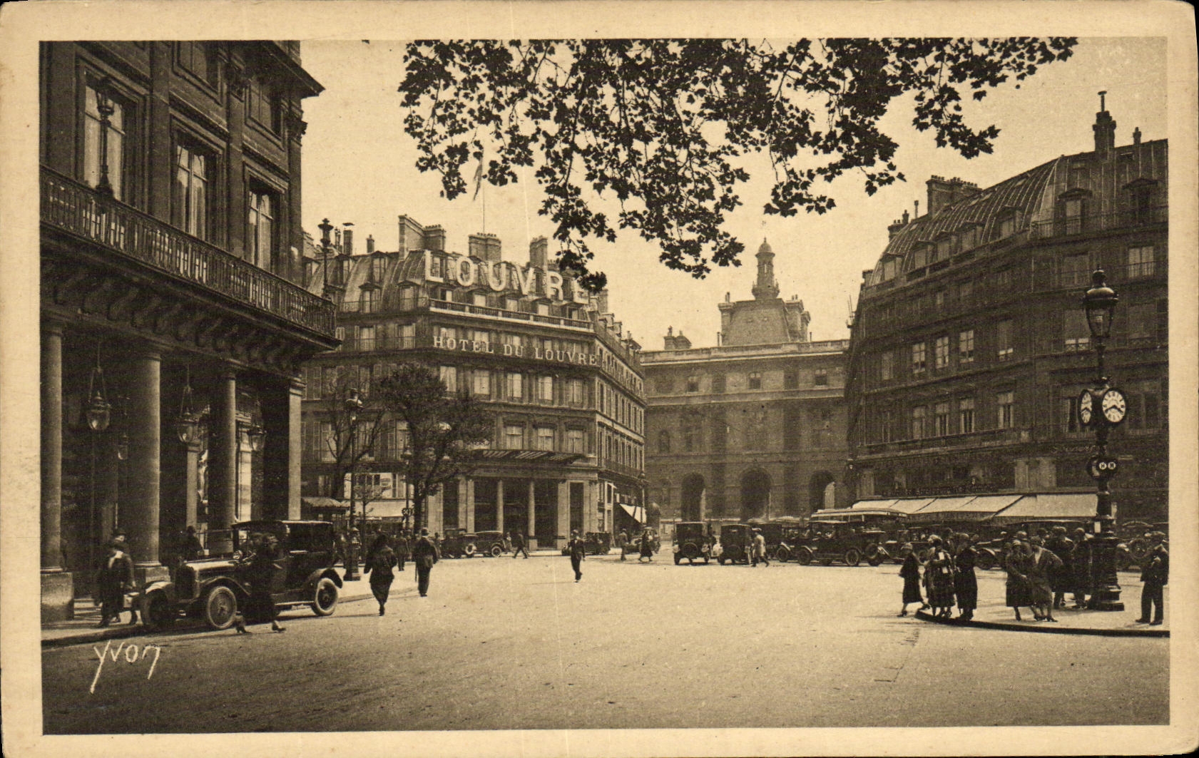 CPA Paris Place du theatre francais Hotel du Louvre