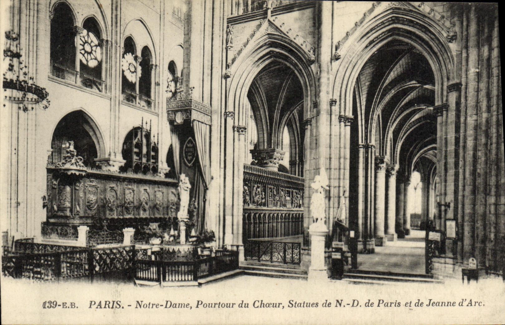 CPA Paris Notre Dame Pourtour du Choeur Statues de N D Paris et de Jeanne d Arc