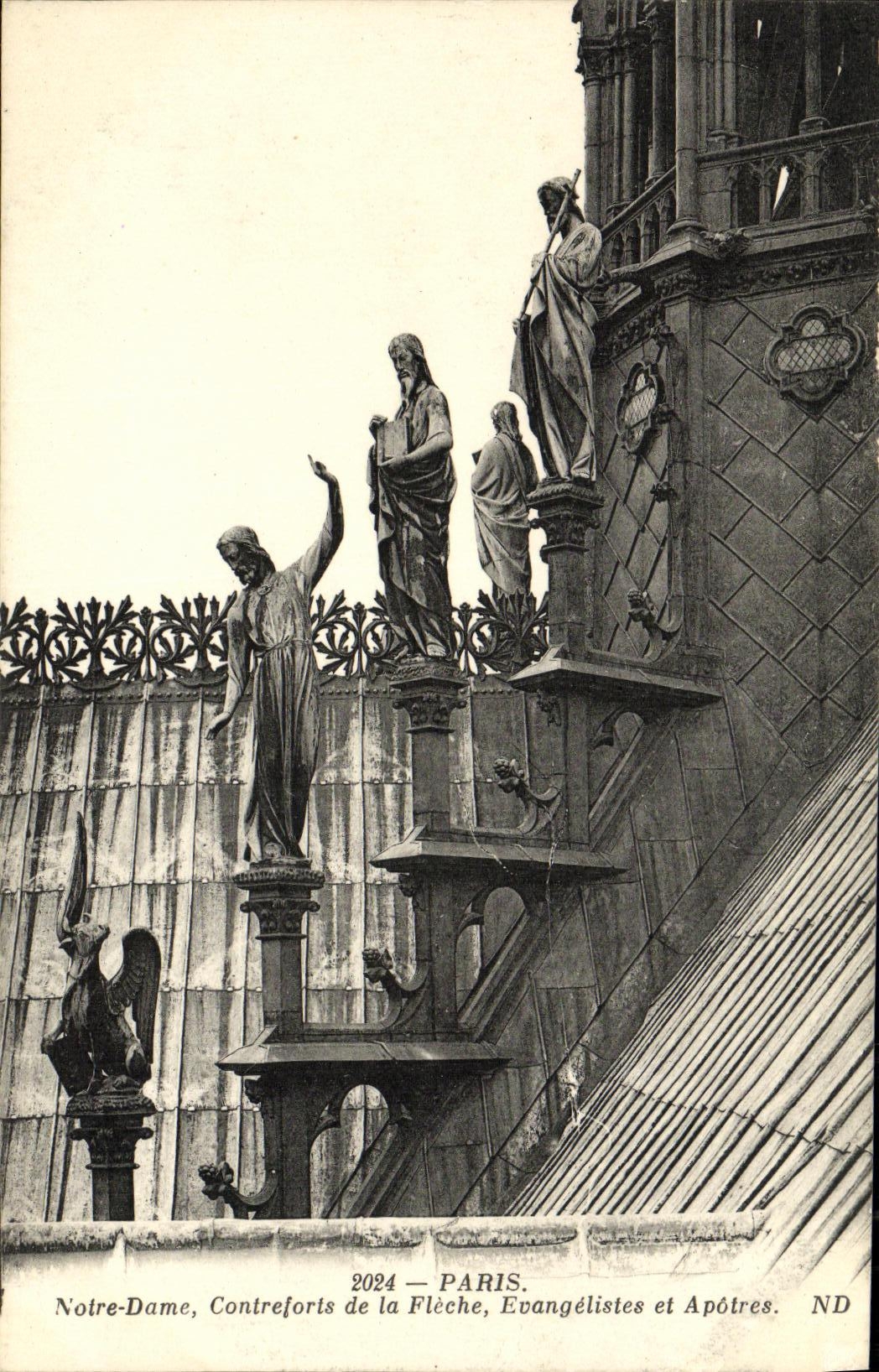 CPA Paris Notre Dame Notre Contreforts de la Fleche Evangelistes et Apotres