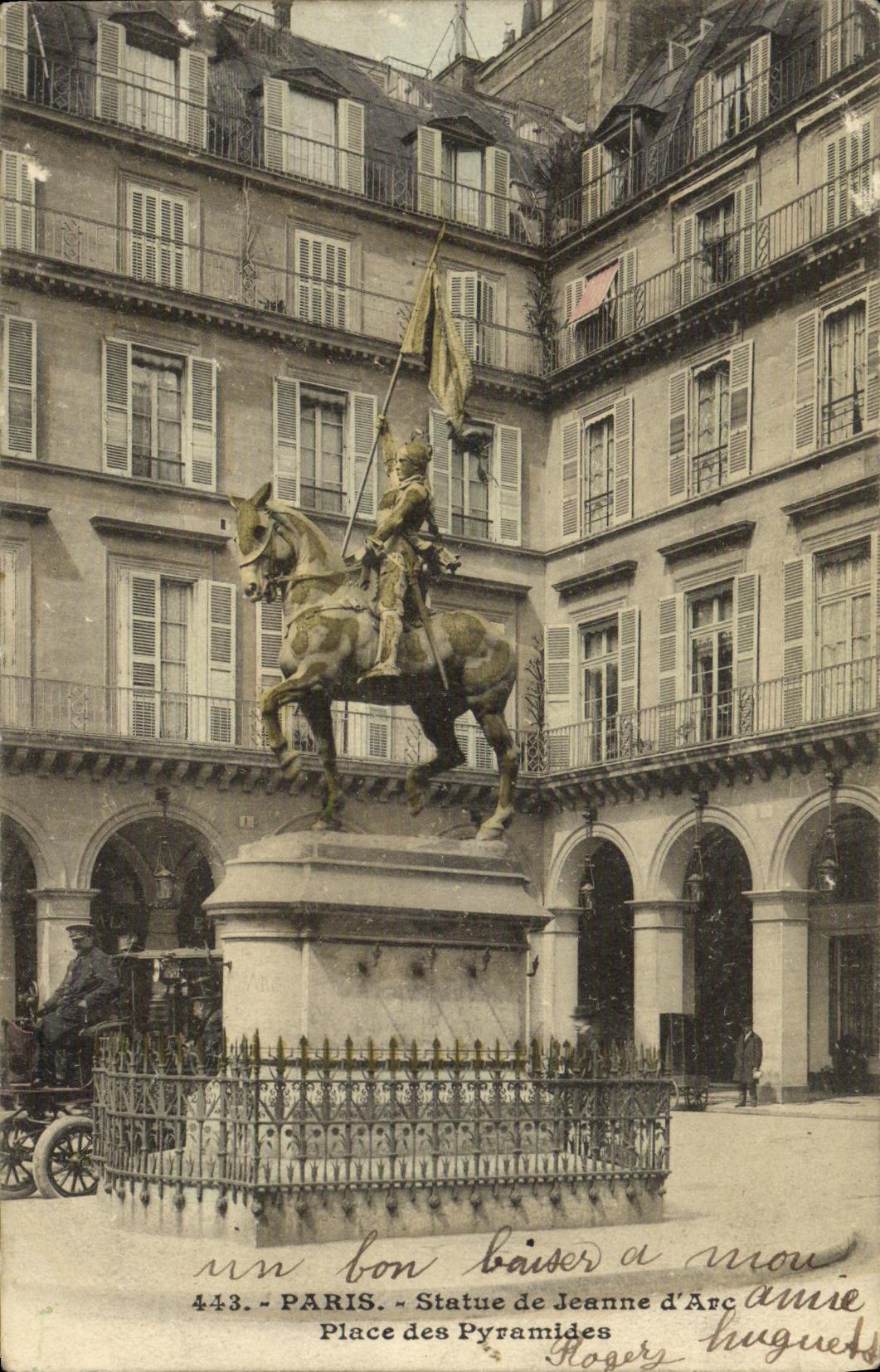 CPA Paris Statue de Jeanne d Arc Place des Pyramides