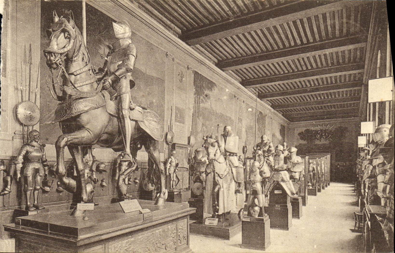 CPA Paris Hotel des Invalides Musee de l Armee Salle Francois l er Armures Militaria