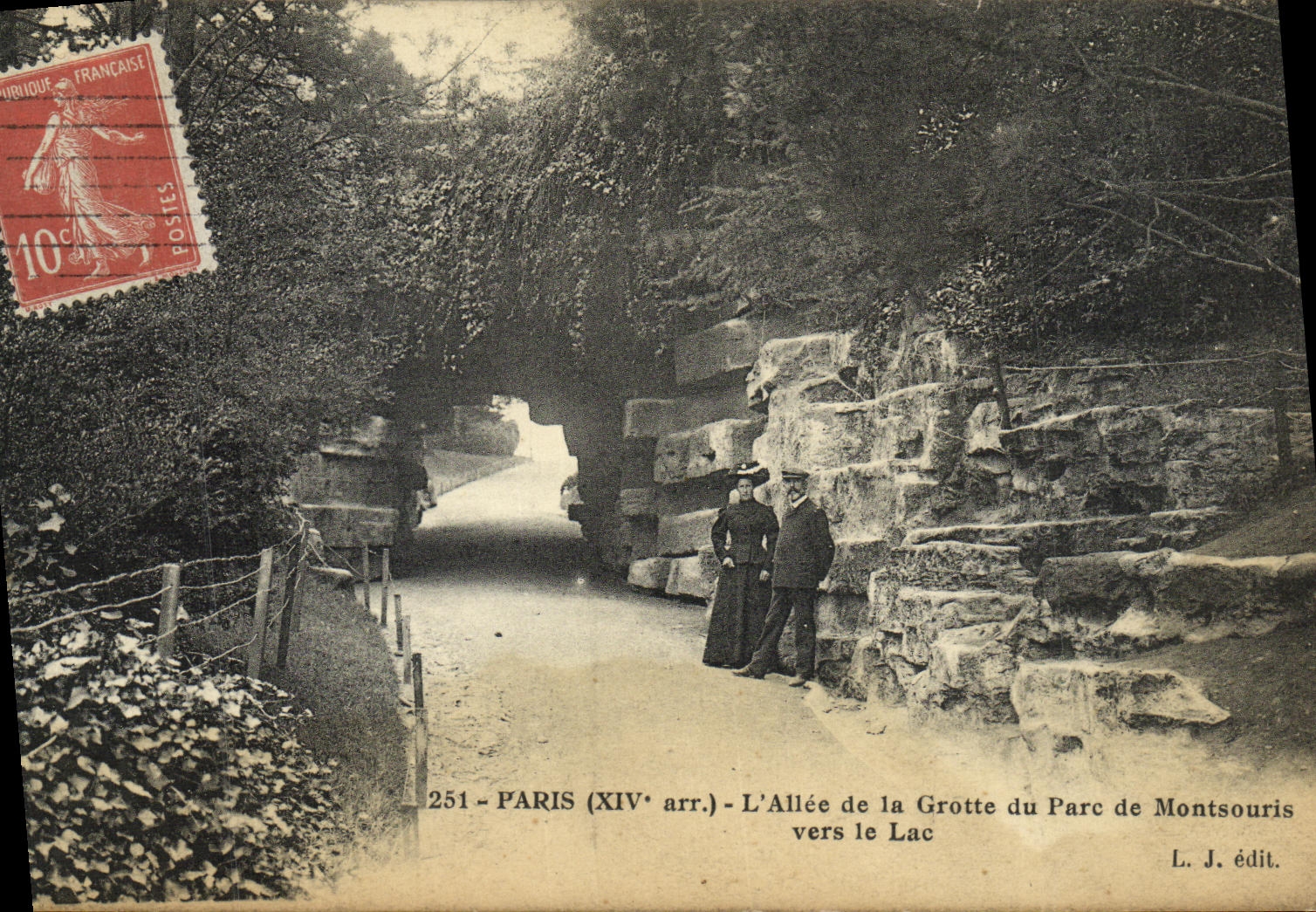 CPA Paris L Allee de la Grotte du Parc de Montsouris vers le Lac 