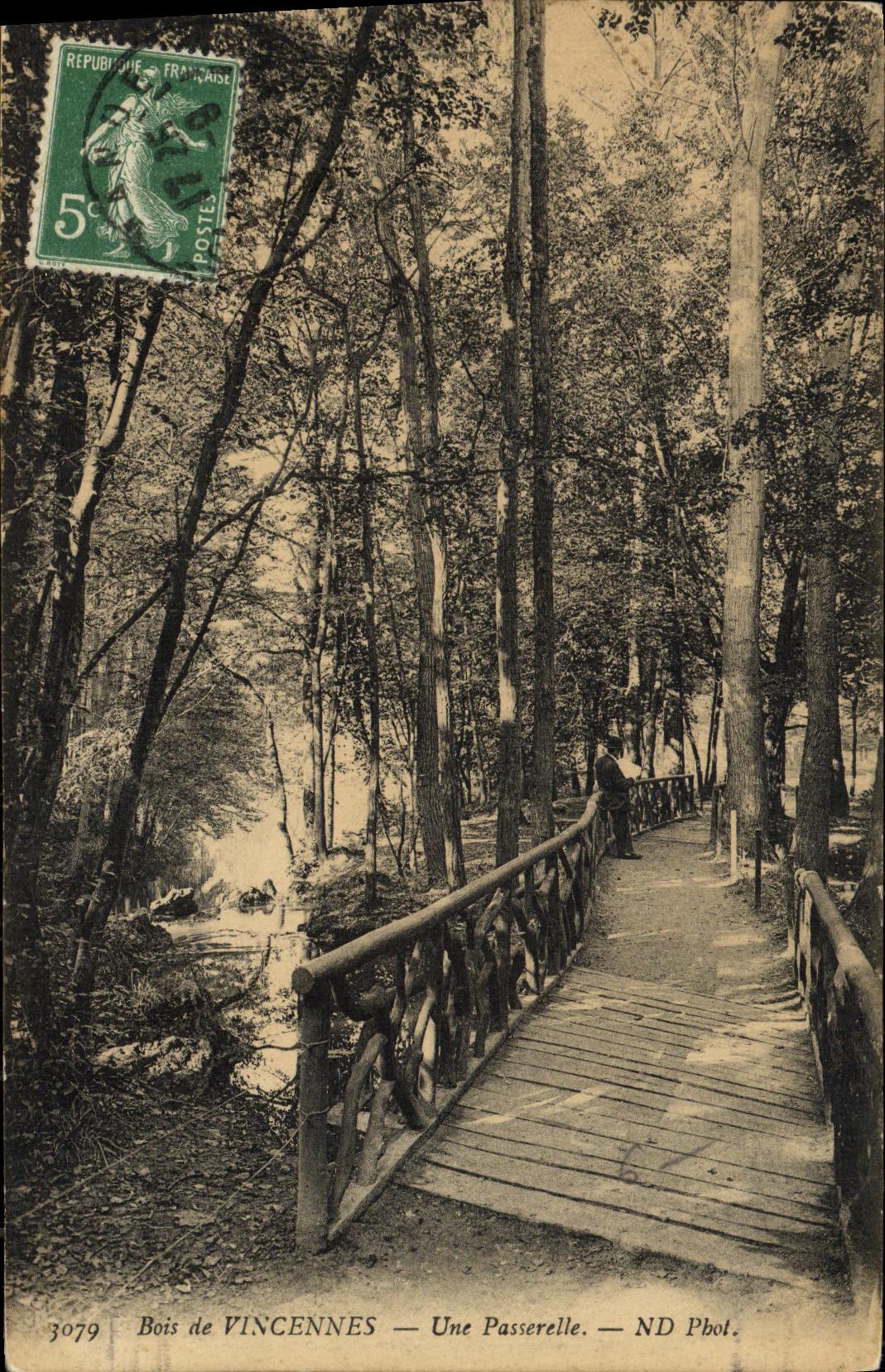CPA Bois de Vincennes Une Passerelle
