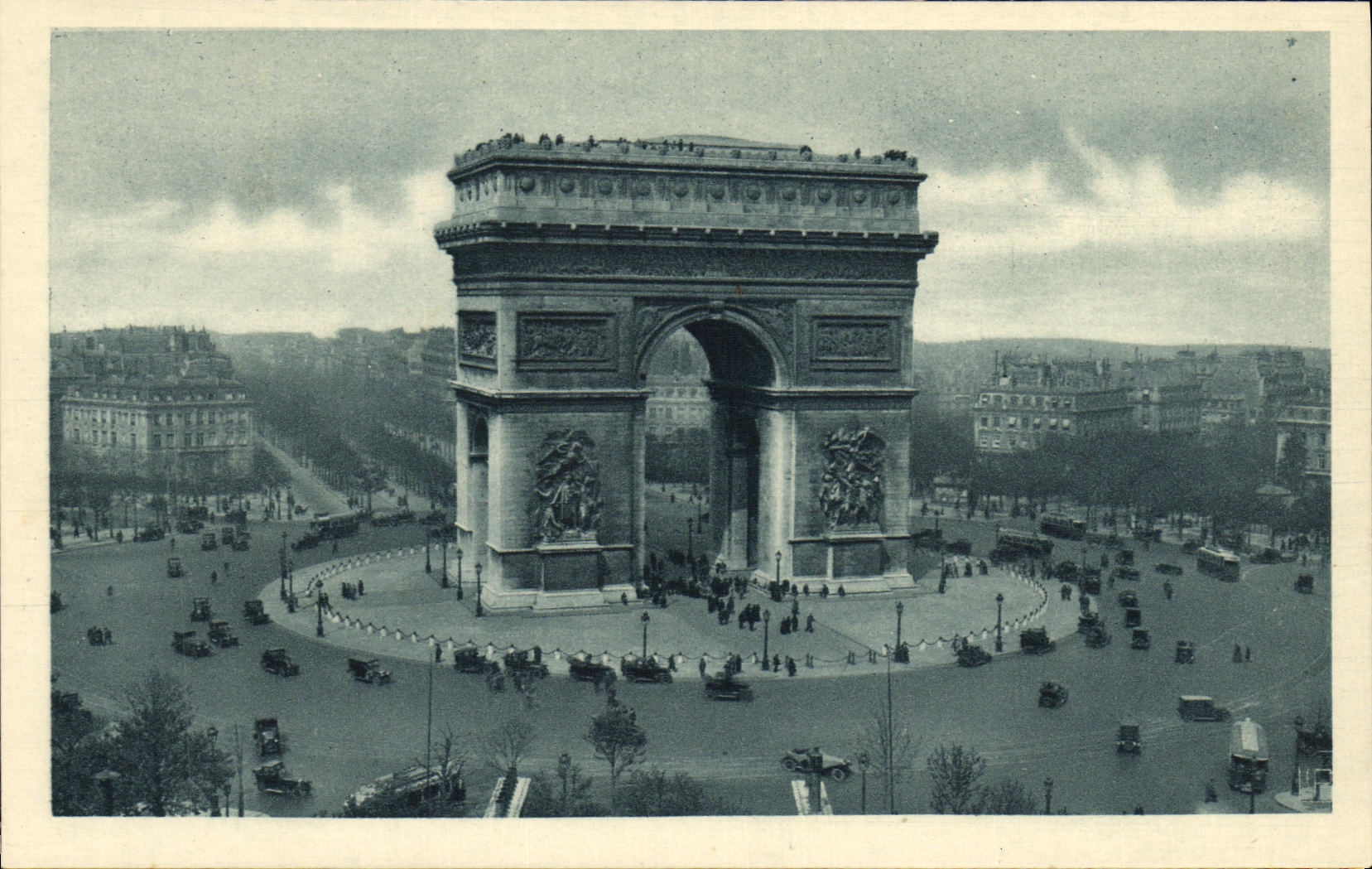 CPA Paris L Arc de Triomphe et la Place de l Etoile