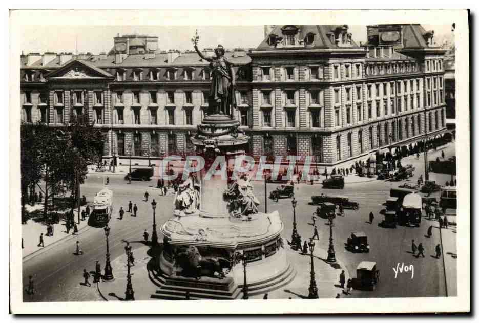 CPA Paris En Flanant Place de la Republique