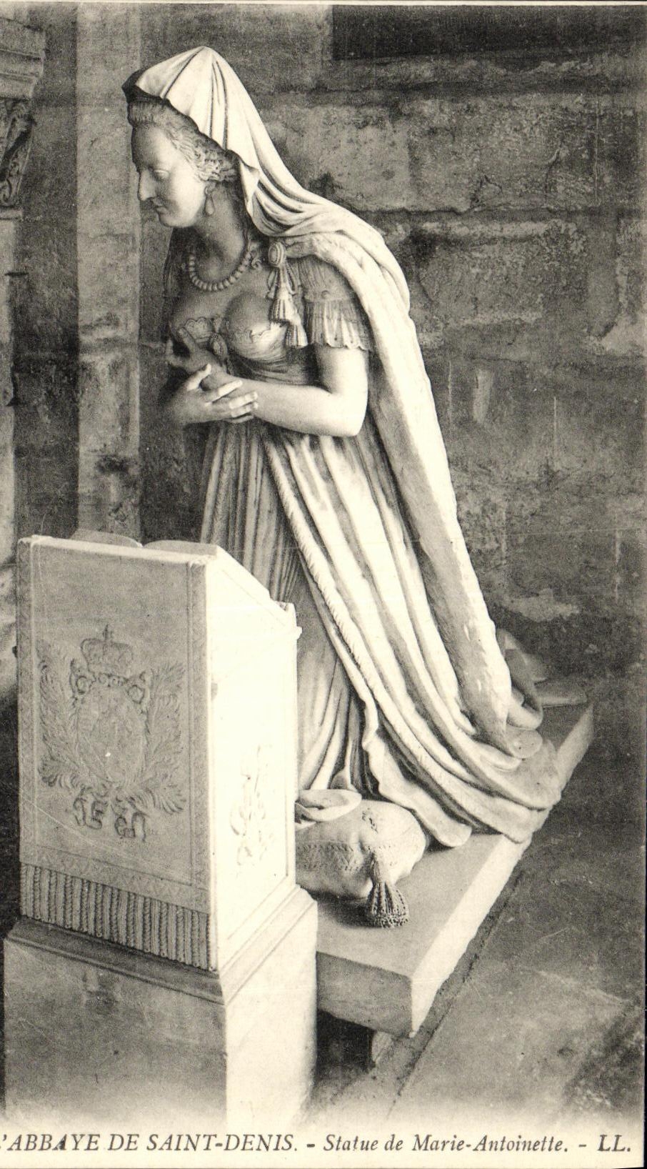 CPA Saint Denis Statue de Marie Marie Antoinette Abbaye
