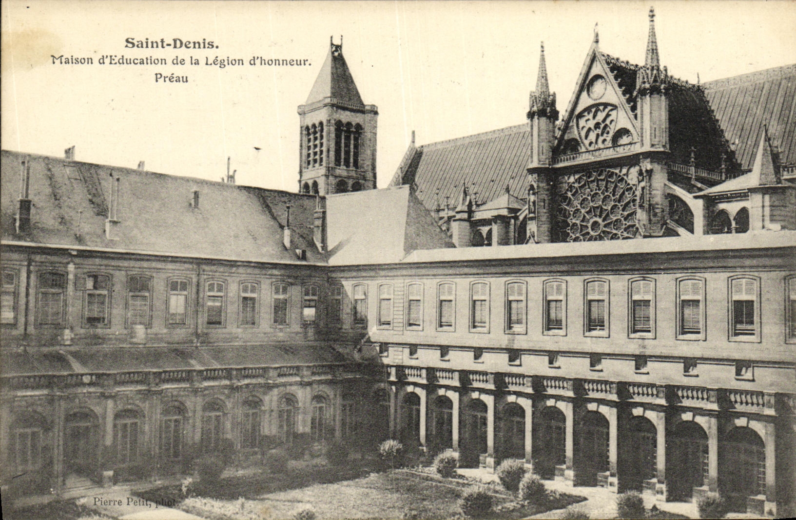 Saint-Denis. Maison d'Éducation de la Légion d'honneur. Préau — Pierre Petit, phot.