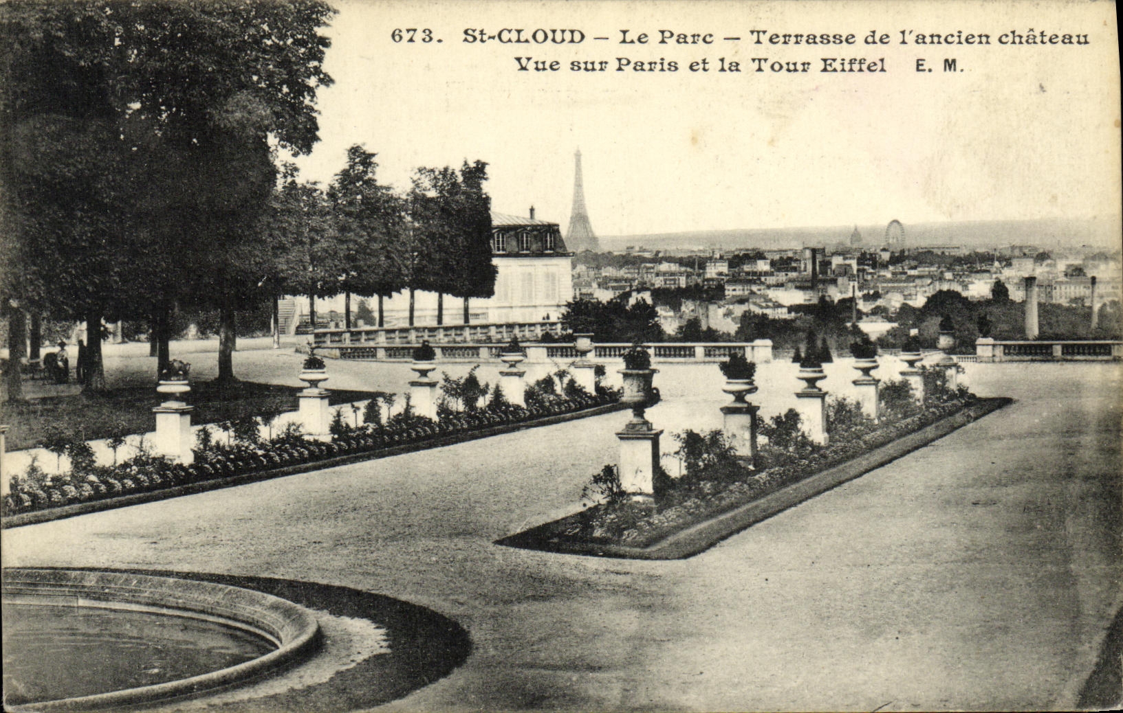 CPA Saint Cloud Le Parc Terrasse de l ancien chateau Vue sur Paris et la Tour Eiffel