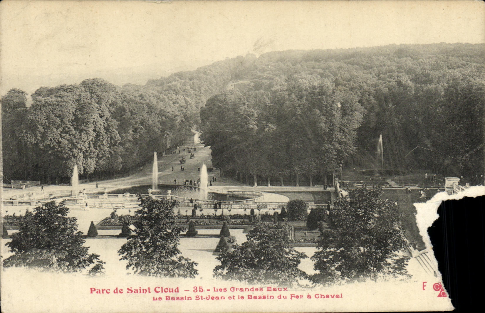 CPA St Cloud Les Grandes Eaux Le Bassin St Jean et le bassin du fer a cheval