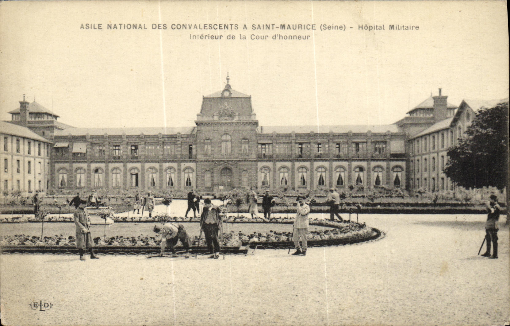 CPA Saint Maurice Asile National Des Convalescents Hopital militaire Interieur de la cour d honneur