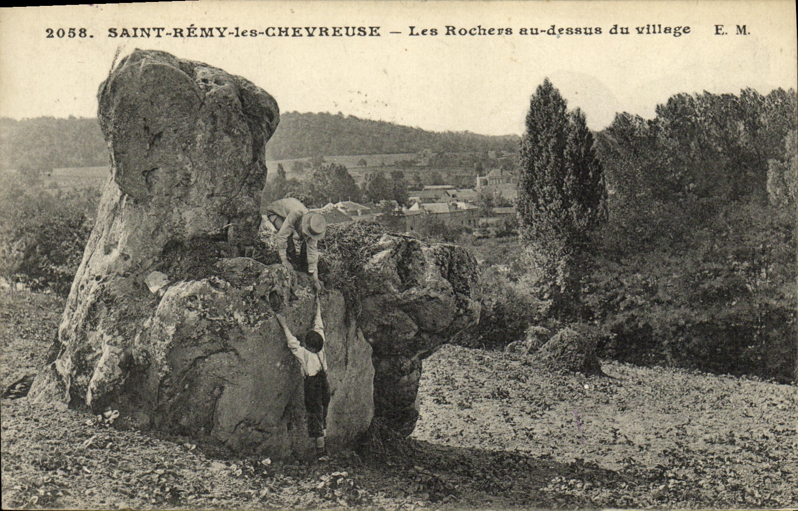 CPA St Remy Les Chevreuse Les Rochers au Dessus du Village Enfants