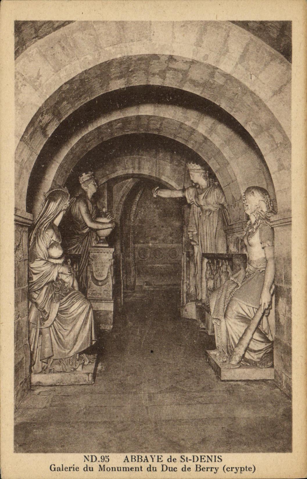 CPA Abbayte de St Denis Galerie du Monument du Duc de Berry Crypte