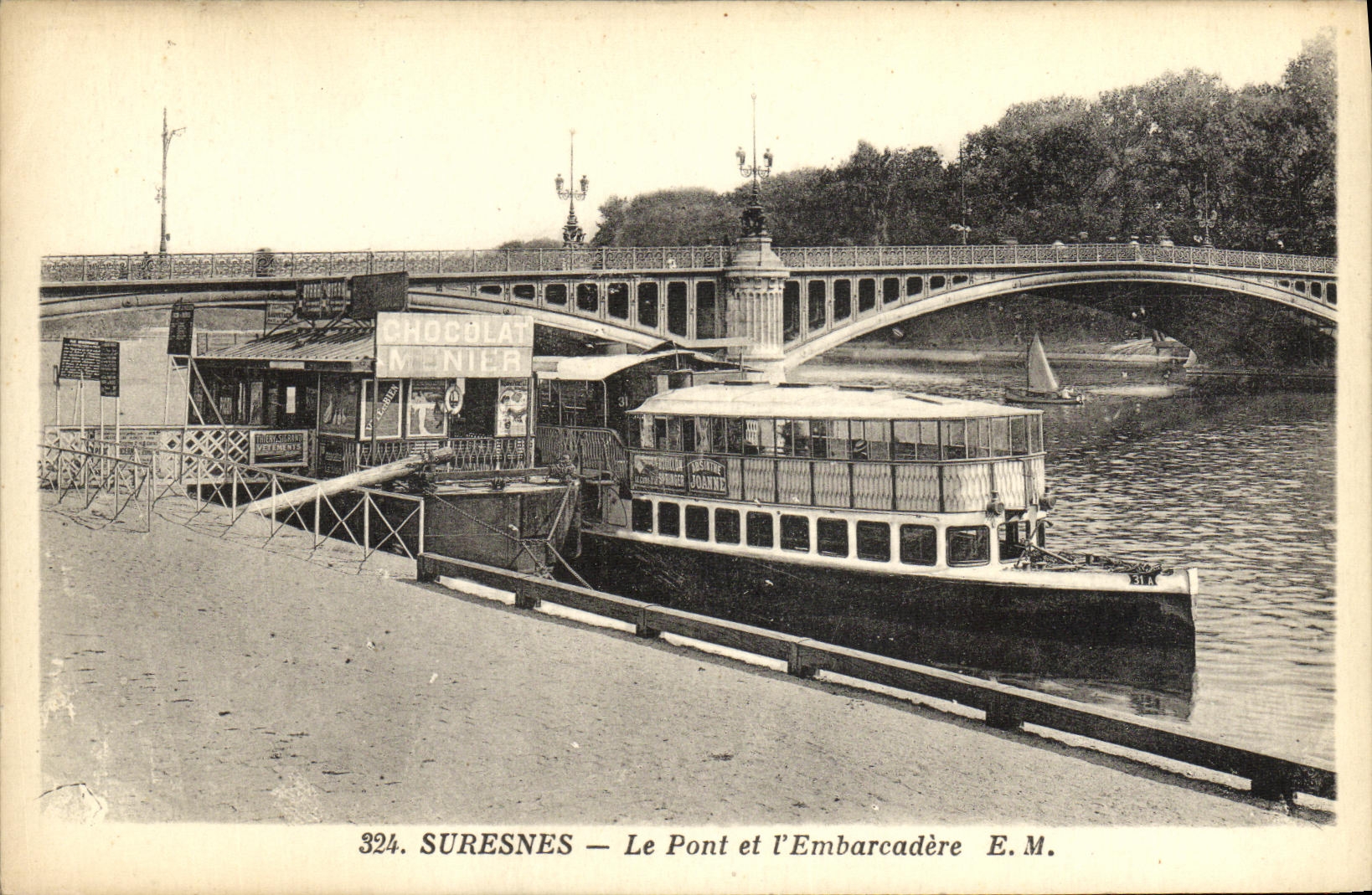 CPA Suresnes Le Pont et l embarcadere Peniche Chocolat Menier Peniche 