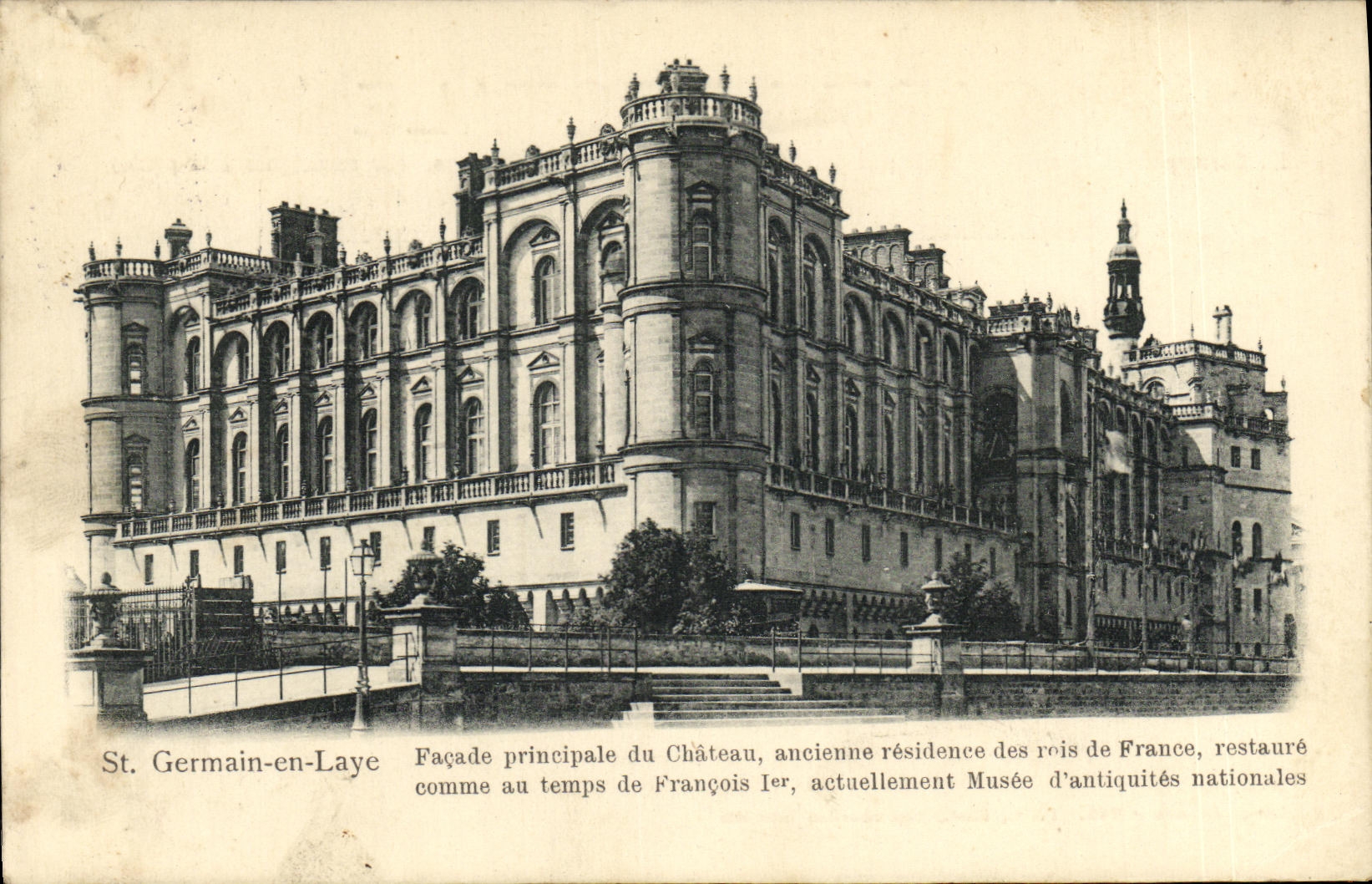 St. Germain-en-Laye — Hauptfassade des Schlosses, ehemalige Residenz der Könige von Frankreich, restauriert wie zur Zeit von François Ier, derzeit Museum der Nationalen Antiquitäten — Ausgabe Trianon + 165