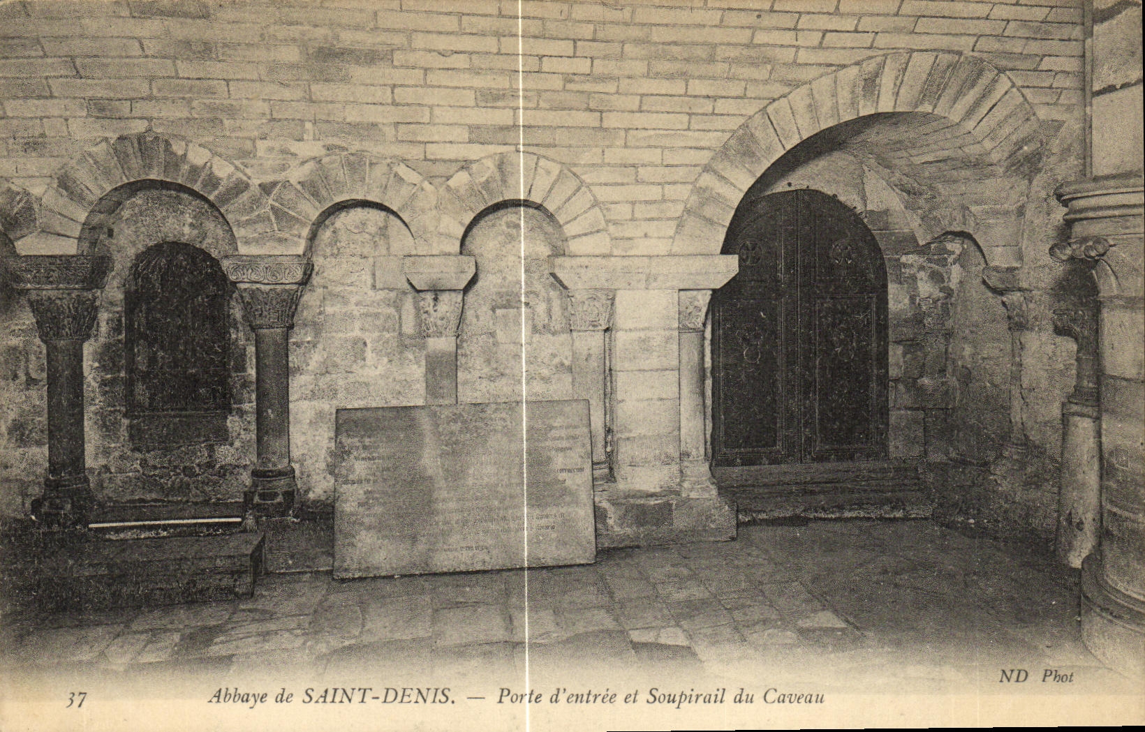 Abbaye de SAINT-DENIS — Porte d'entrée et Soupirail du Caveau — ND Phot