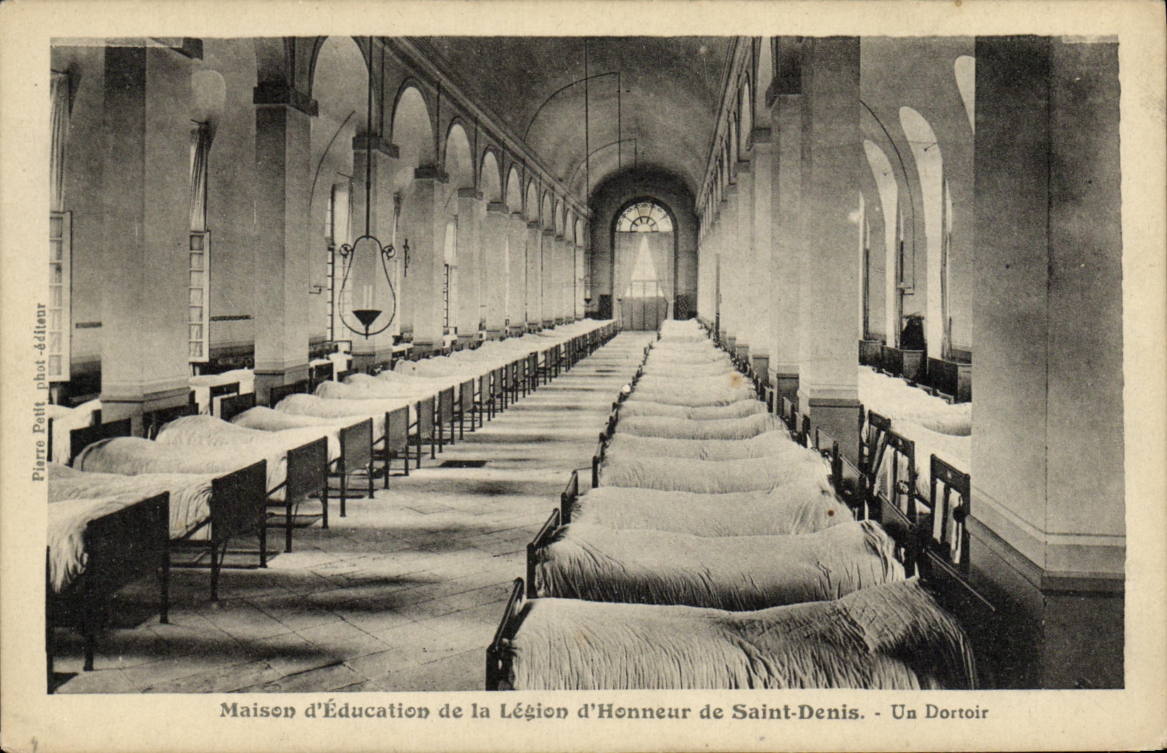 CPA Maison d Education de la Legion d Honneur de Saint Denis Un Dortoir