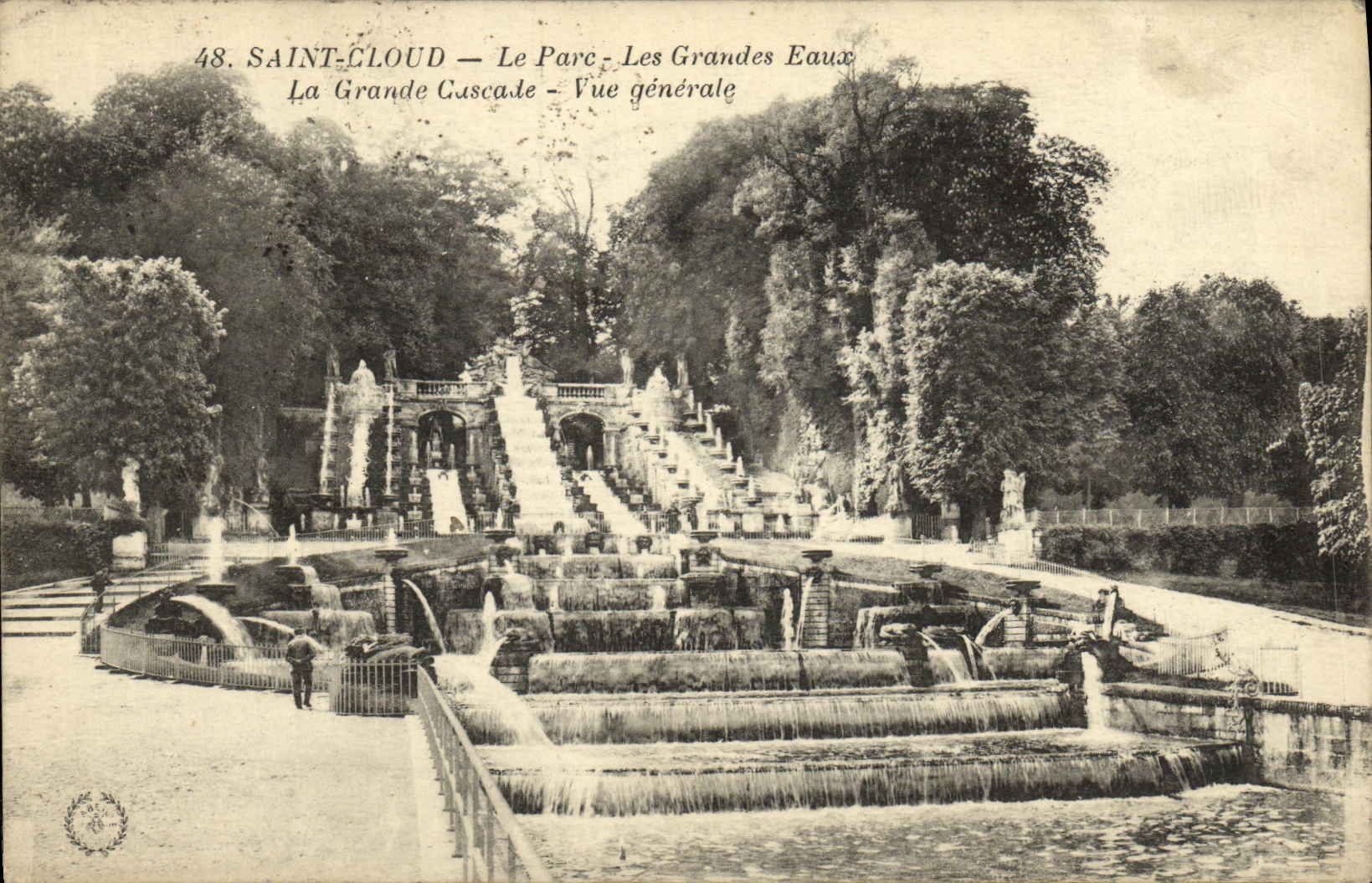 CPA Saint Cloud Le Parc Les Grandes Eaux La Grande Cascade Vue generale