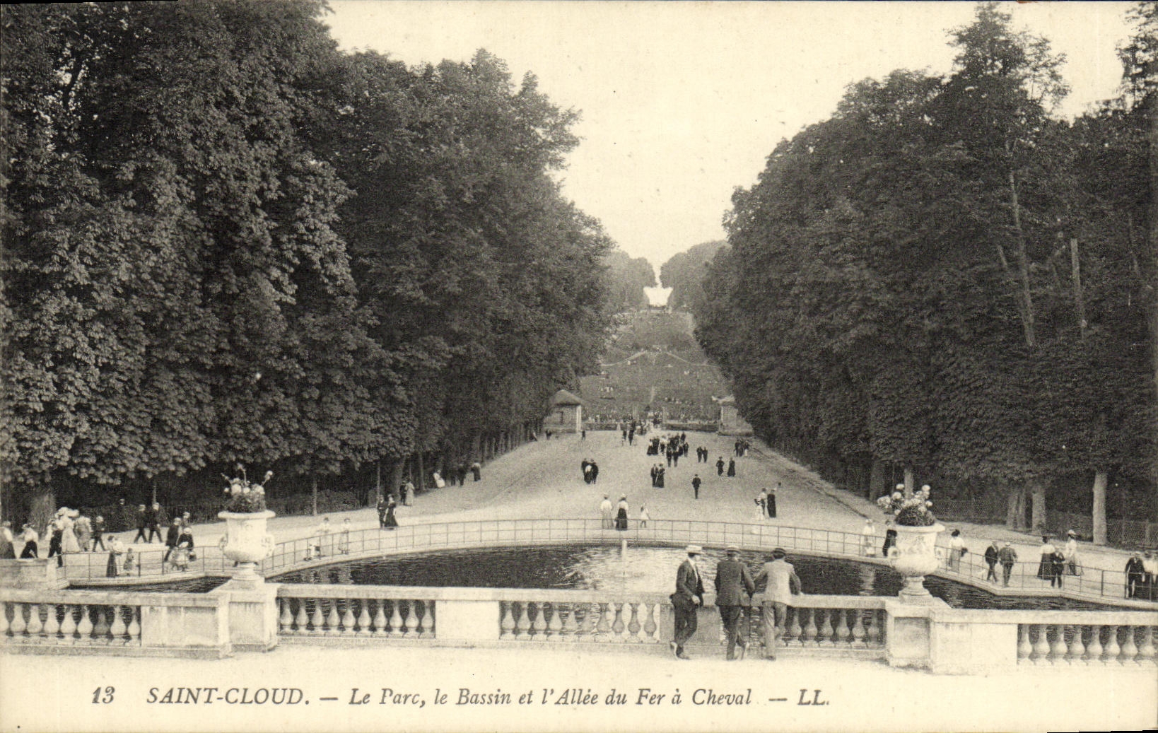 CPA Saint Cloud Le Parc Le Bassin et L Allee du Fer a Cheval