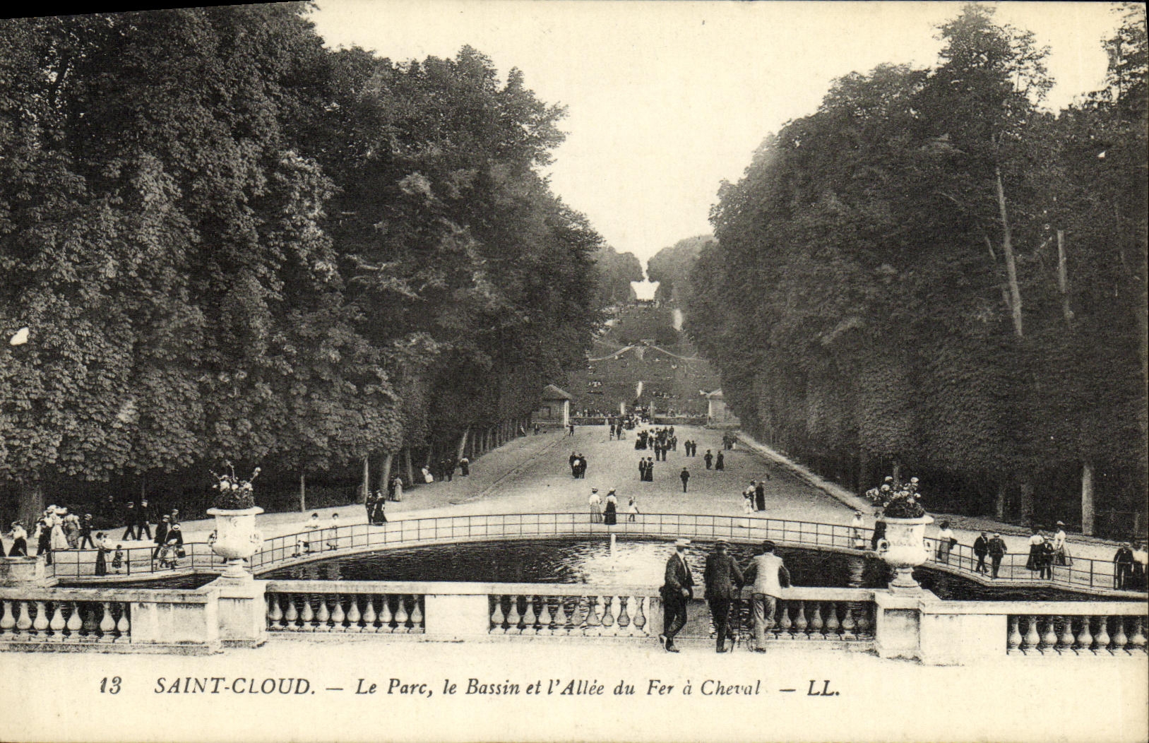 CPA Saint Cloud Le Parc le Bassin et l Allee du Fer a Cheval
