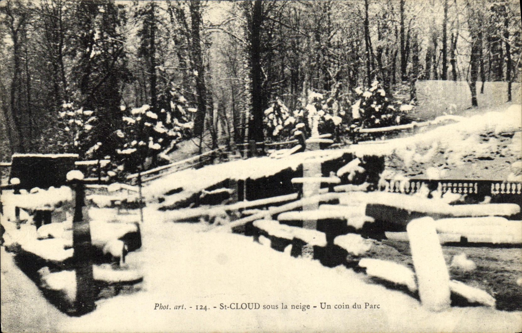 CPA St Cloud Sous la Neige Un Coin du Parc