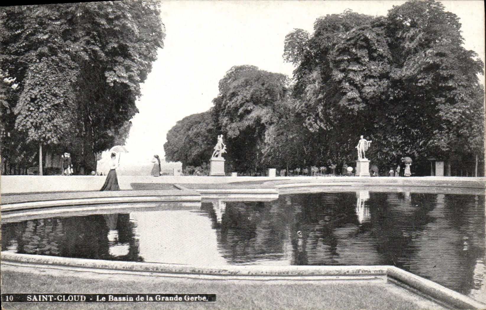 CPA St Cloud Le bassin de la grande gerbe