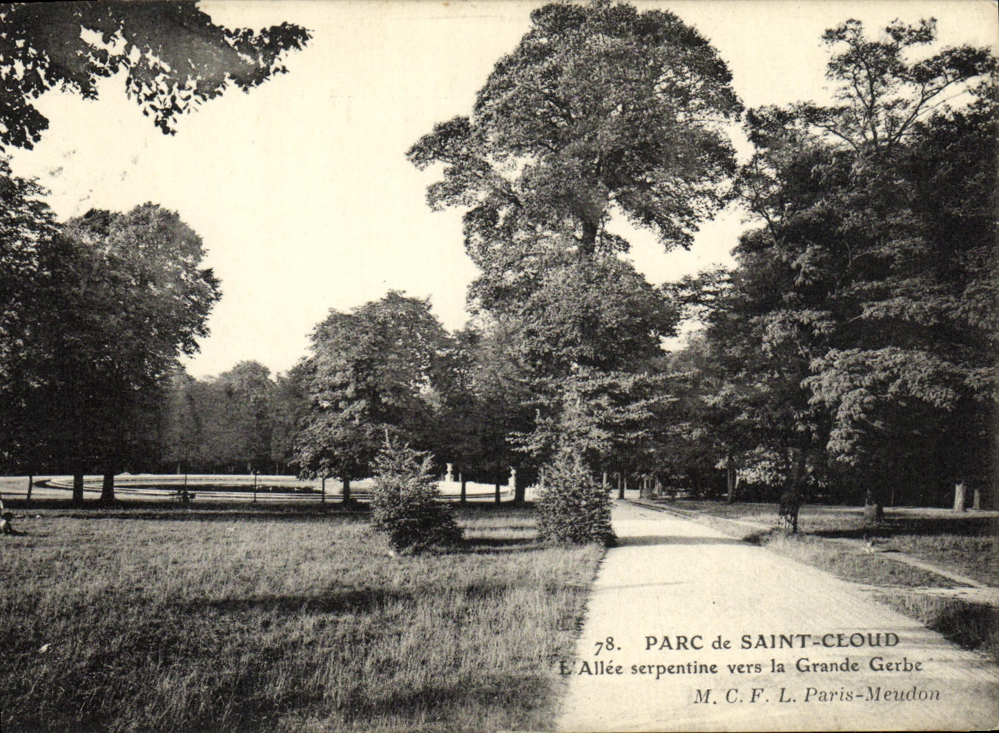 CPA St Cloud Le Parc L allee serpentine vers la grande gerbe