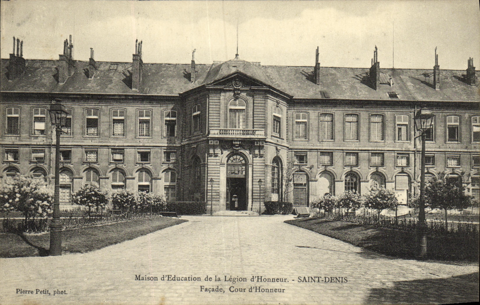 CPA St Denis Maison d Eucation de la Legion d Honneur Facade Cour d honneur