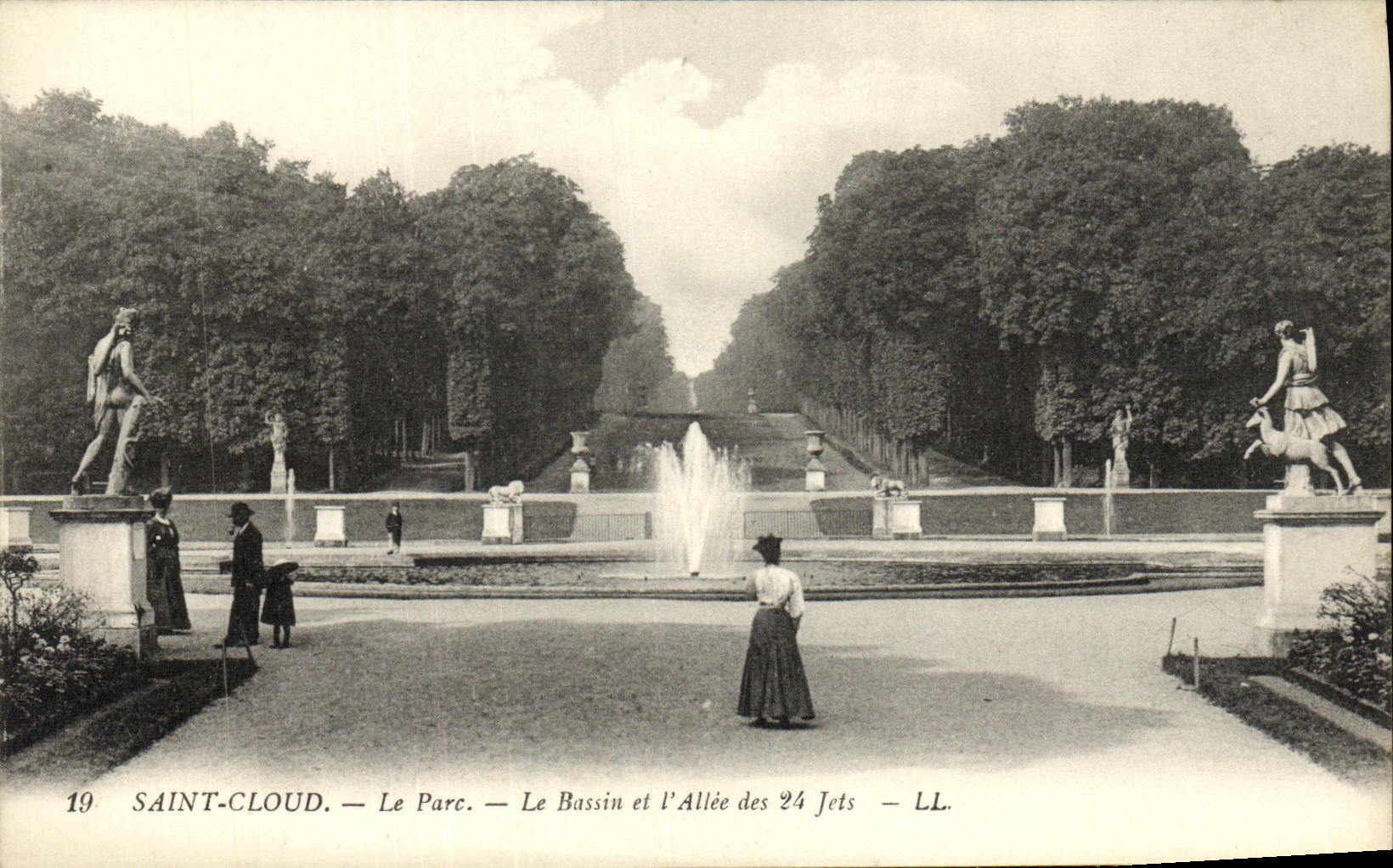CPA Saint Cloud le Parc Le Bassin et l Allee des Jets