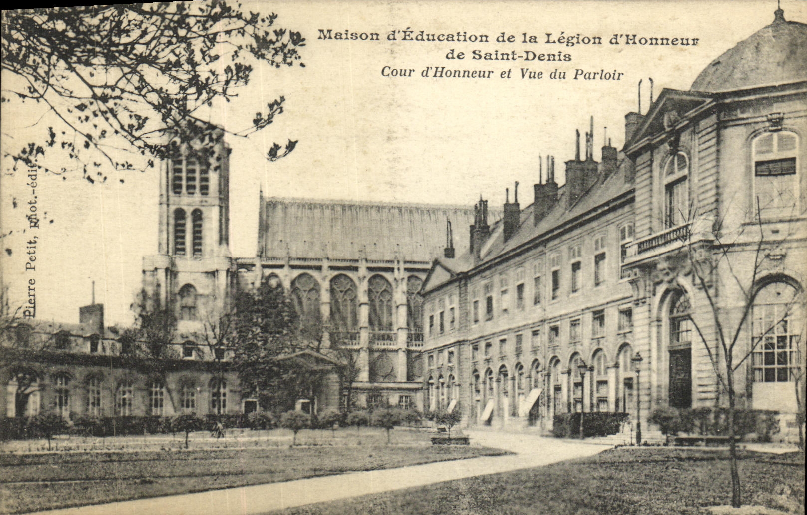 CPA Maison d Education de la Legion d Honneur de Saint Denis Cour d honneur et vue du parloir