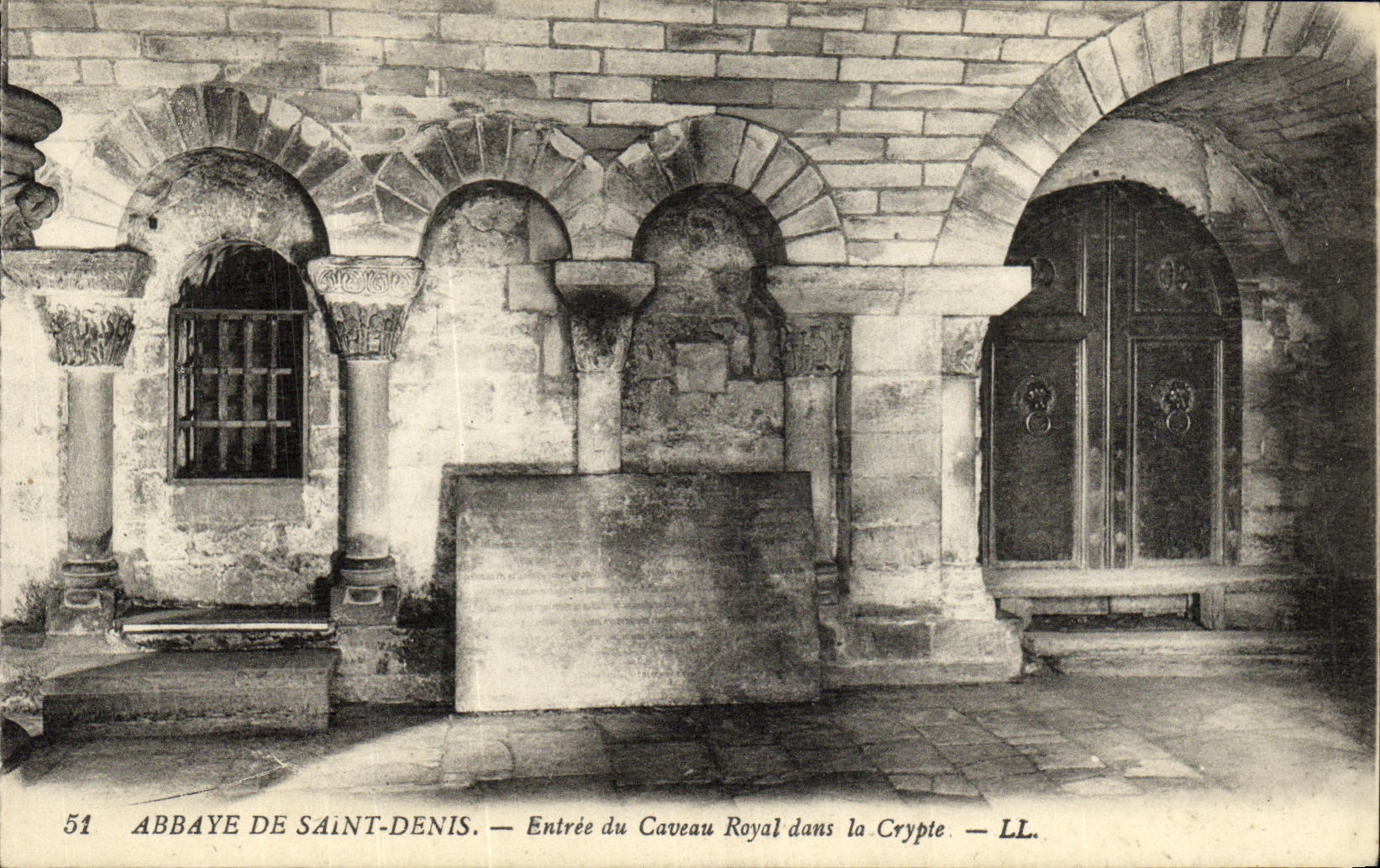 CPA Abbaye De Saint Denis Entree du Caveau Royal dans la Crypte